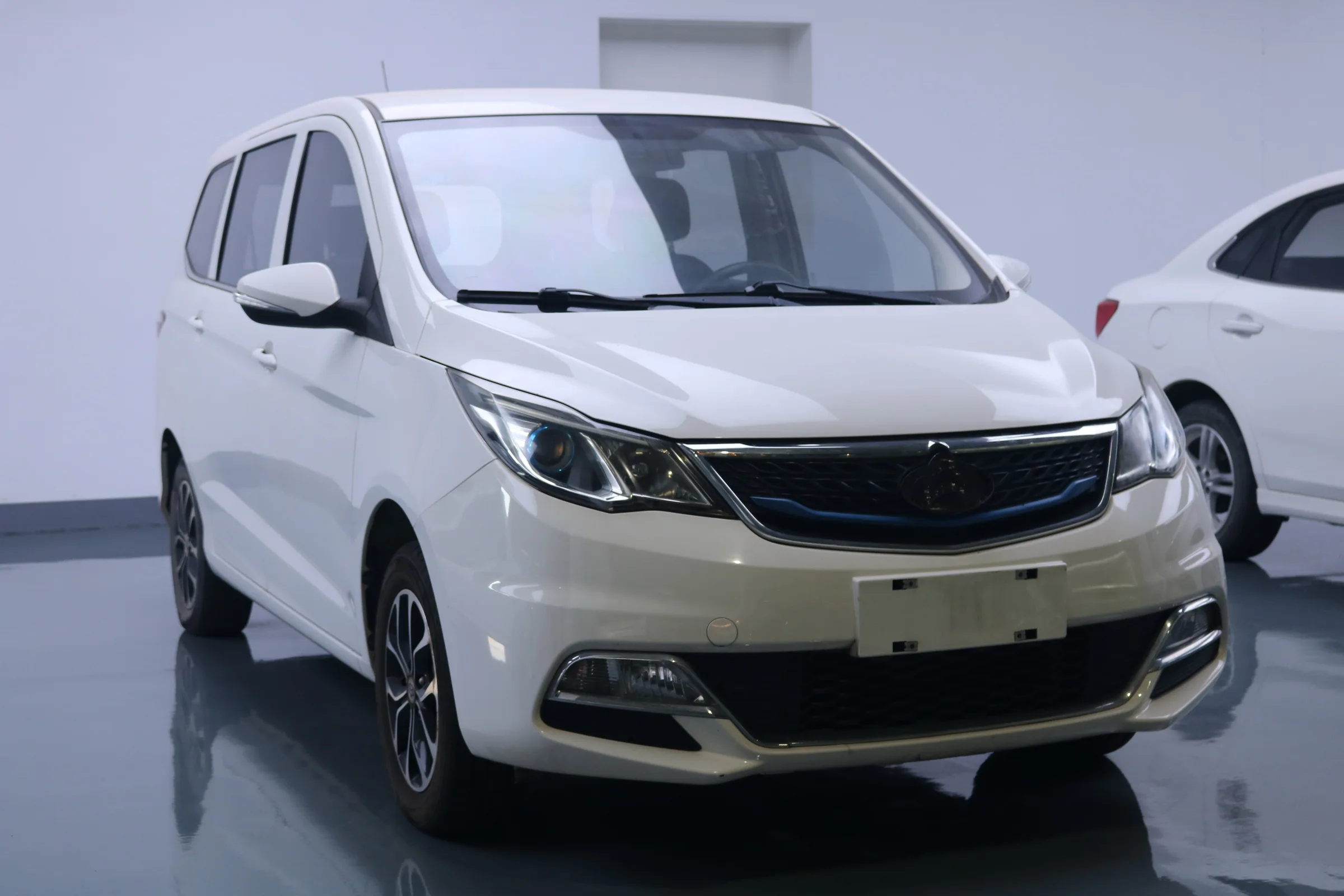 Новый Автомобиль MPV который предназначен для уменьшения углеродного следа и предлагает отличную управляемость производительность