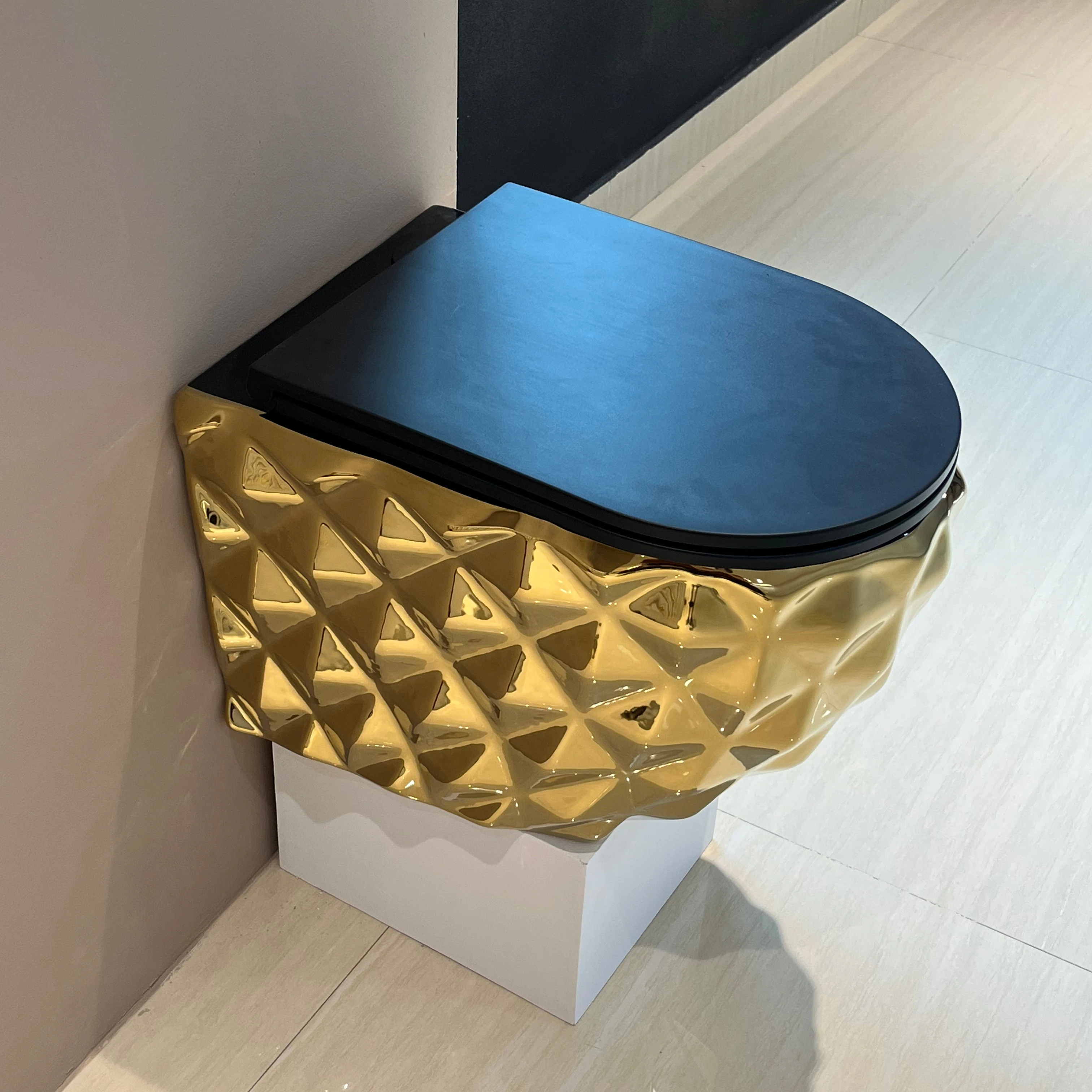 New Design Diamond Shape Wall Mounted Sanitary Ware Gold Water Closet Hanging Inodoro Bathroom Ceramic Wall Hung Toilet Commode