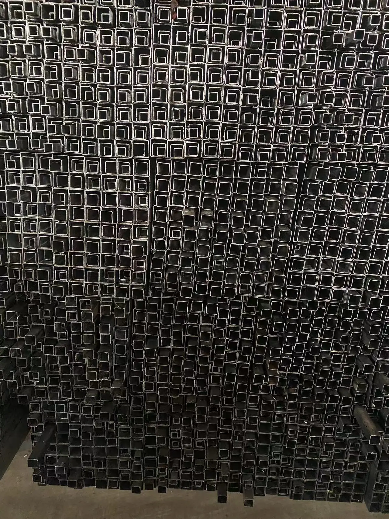 Modern Design Square and Rectangular Hollow Section Steel Tube Black Carbon Steel for Villa Applications Plate Type