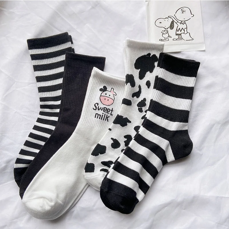 Wholesale Korean Novelty Cotton Crew Socks Black And White Cow Print Pattern Socks For Women