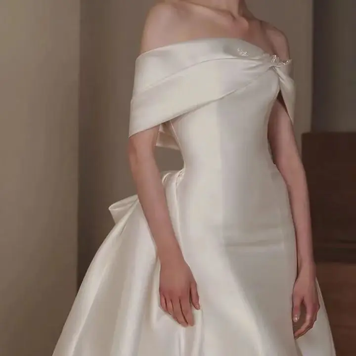 Off-shoulder main wedding dress 2024 new bride simple temperament white open-back satin French go out veil trailing