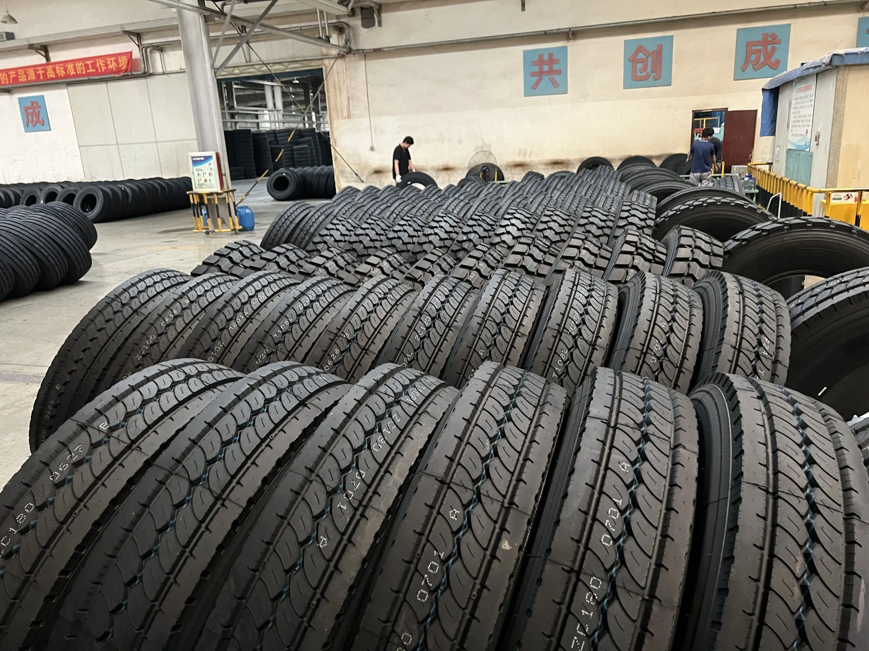 Chinese Factory direct sales Heavy Loader truck tyres 295/80R22.5 off the road tires TBR radial 295/80R22.5 315 70 17.5