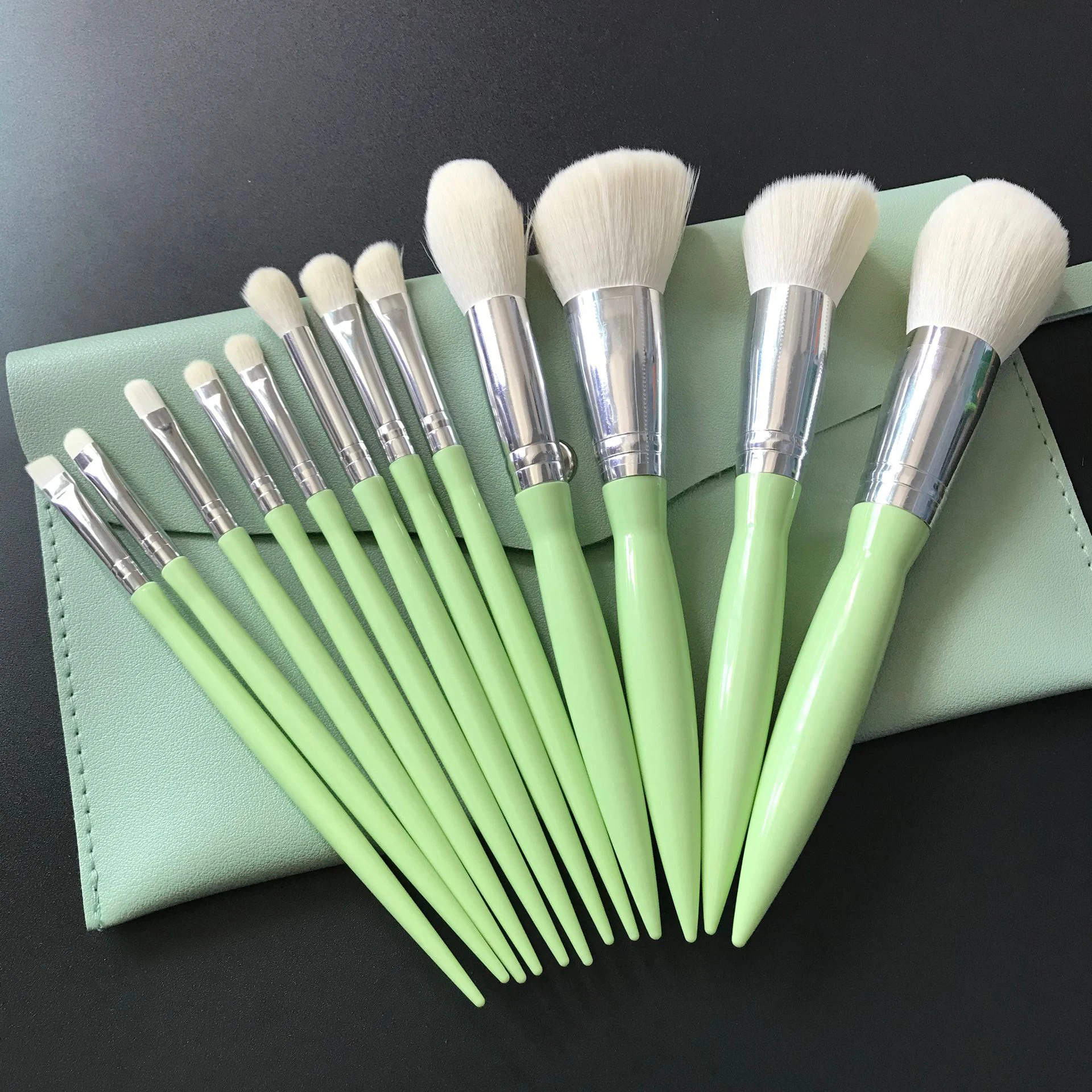 
 Beryl cosmetics, индивидуальный логотип, оптовая продажа, 12 шт., Высококачественная пластиковая ручка, роскошный набор зеленых кистей для макияжа с полиуретановым чехлом  
