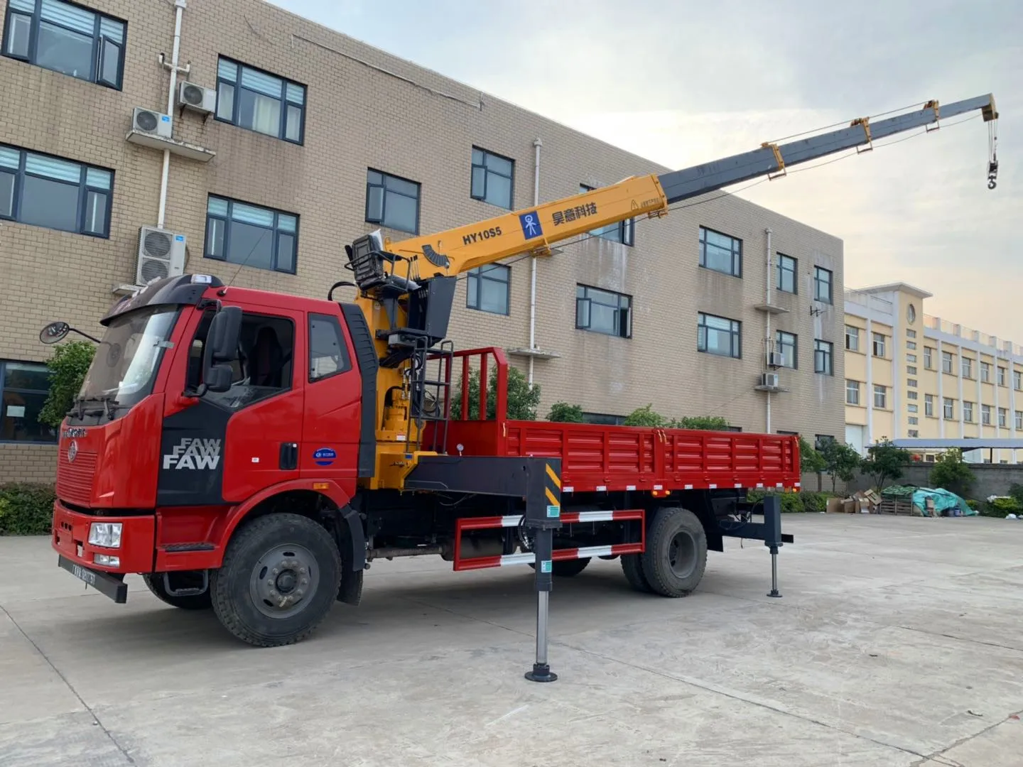 6 ton 8 ton 10 ton 16 ton truck mounted crane with outrigger