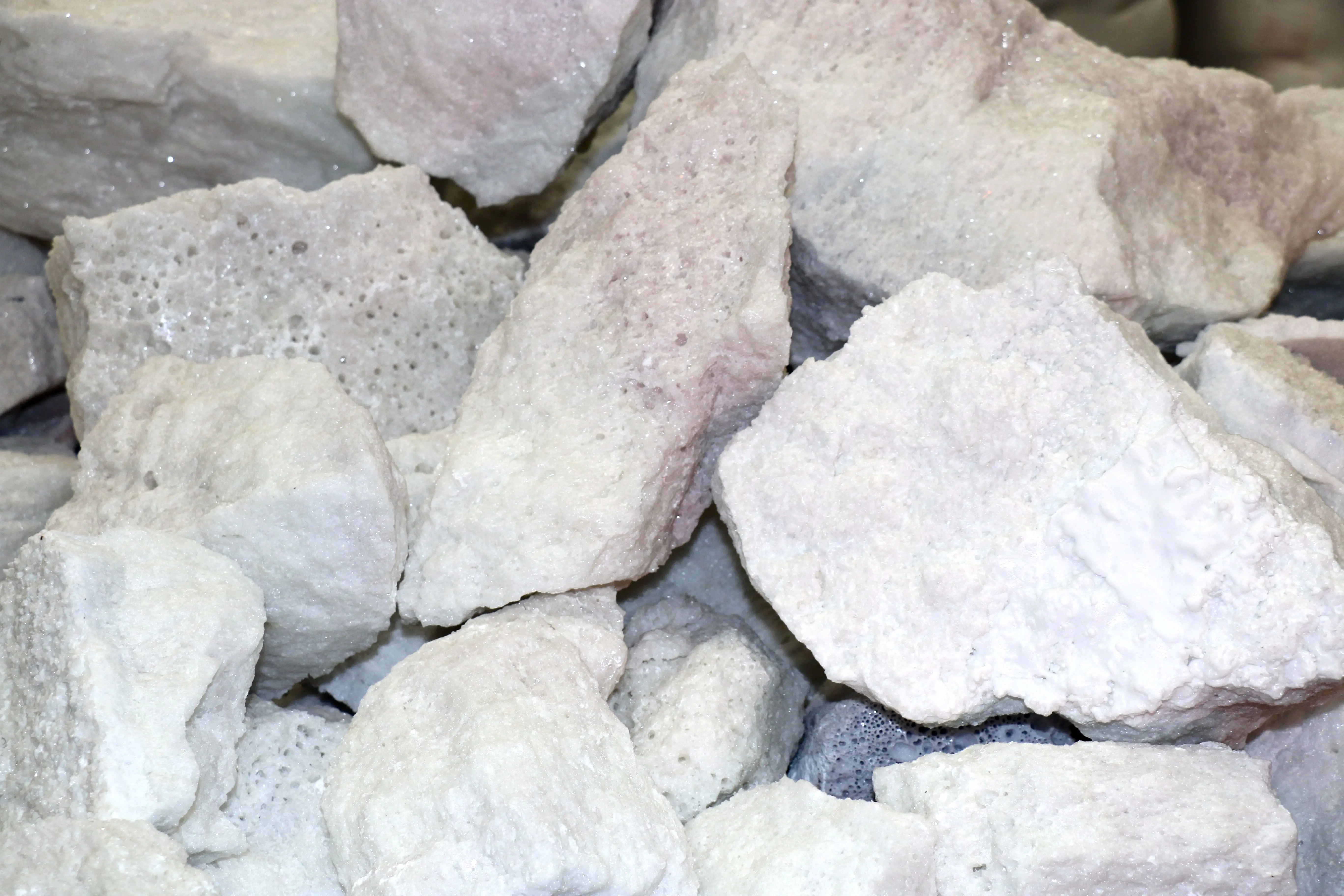 Low sodium white corundum powder alumina manufacturer ceramic glaze wood floor tile precision casting wear-resistant sand