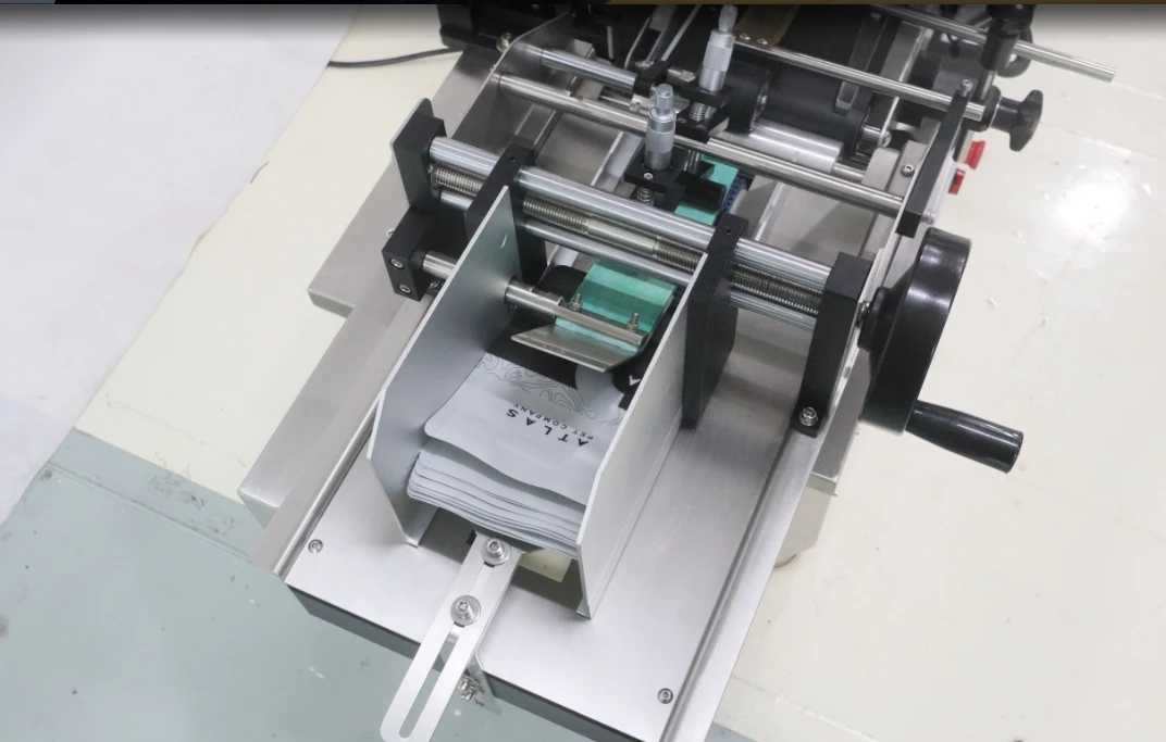 Automatic pouch labelling machine flat bag labeler Mylar Poly Bag Labeller