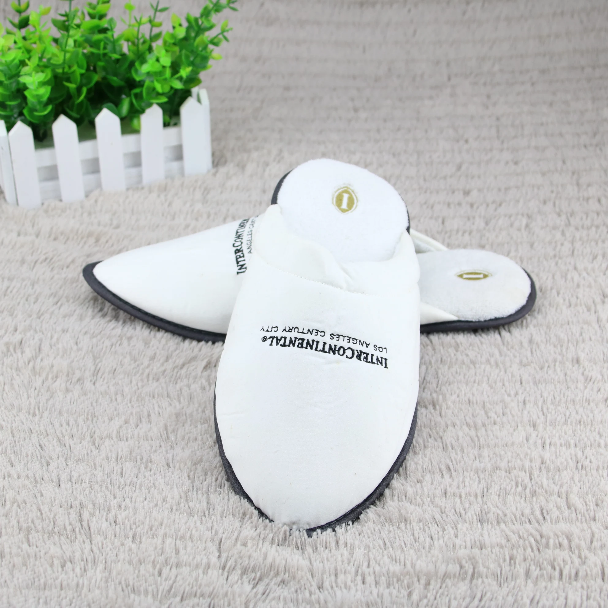 luxury  white custom style  slipper for custom hotel guest slippers