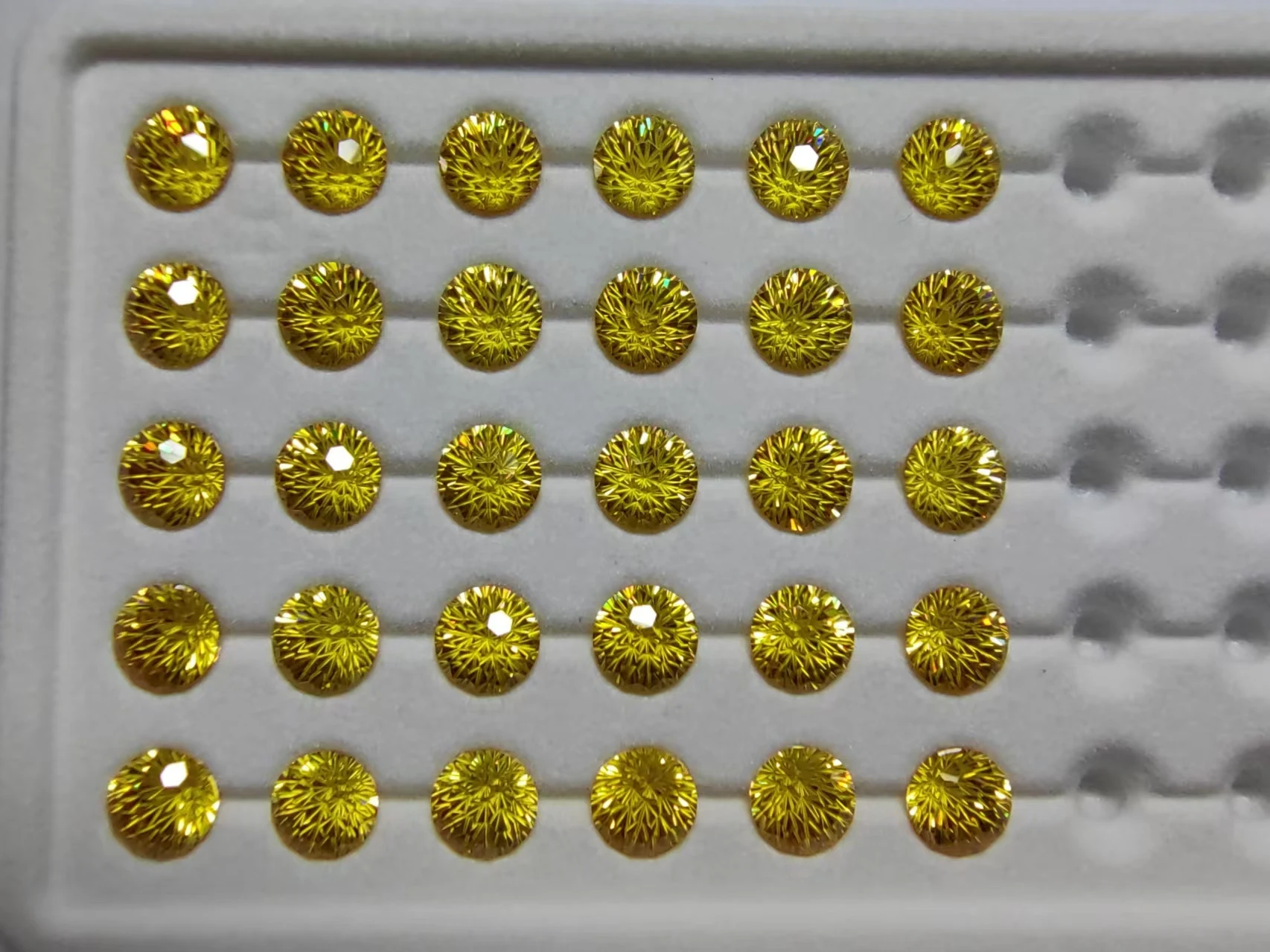 Yisheng New Arrival Customizable 12mm Fancy Chrysanthemum Cut Pink Yellow Blue Green Cubic Fashion Jewelry 1mm White Diamond