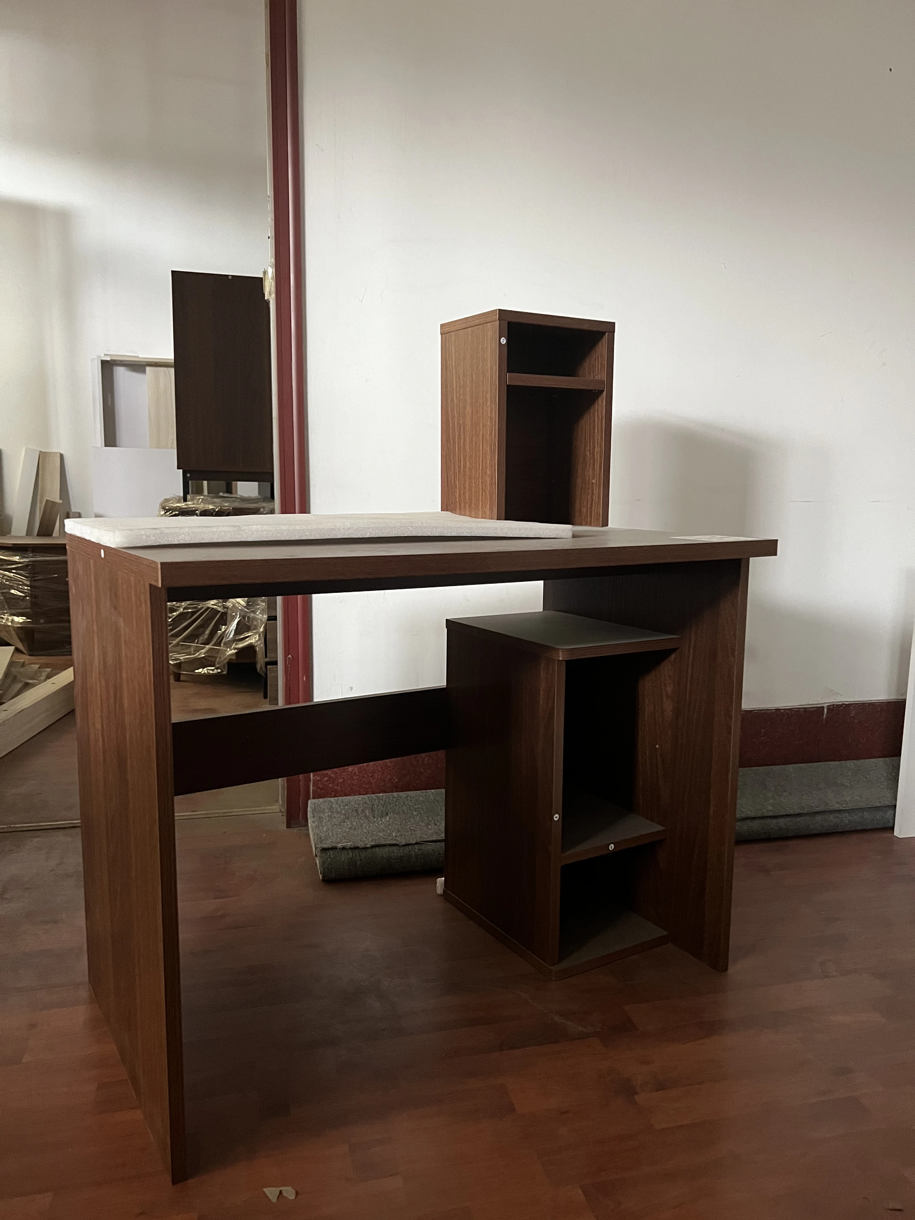 2024 hot selling factory producing computer desk with cabinet with best quality