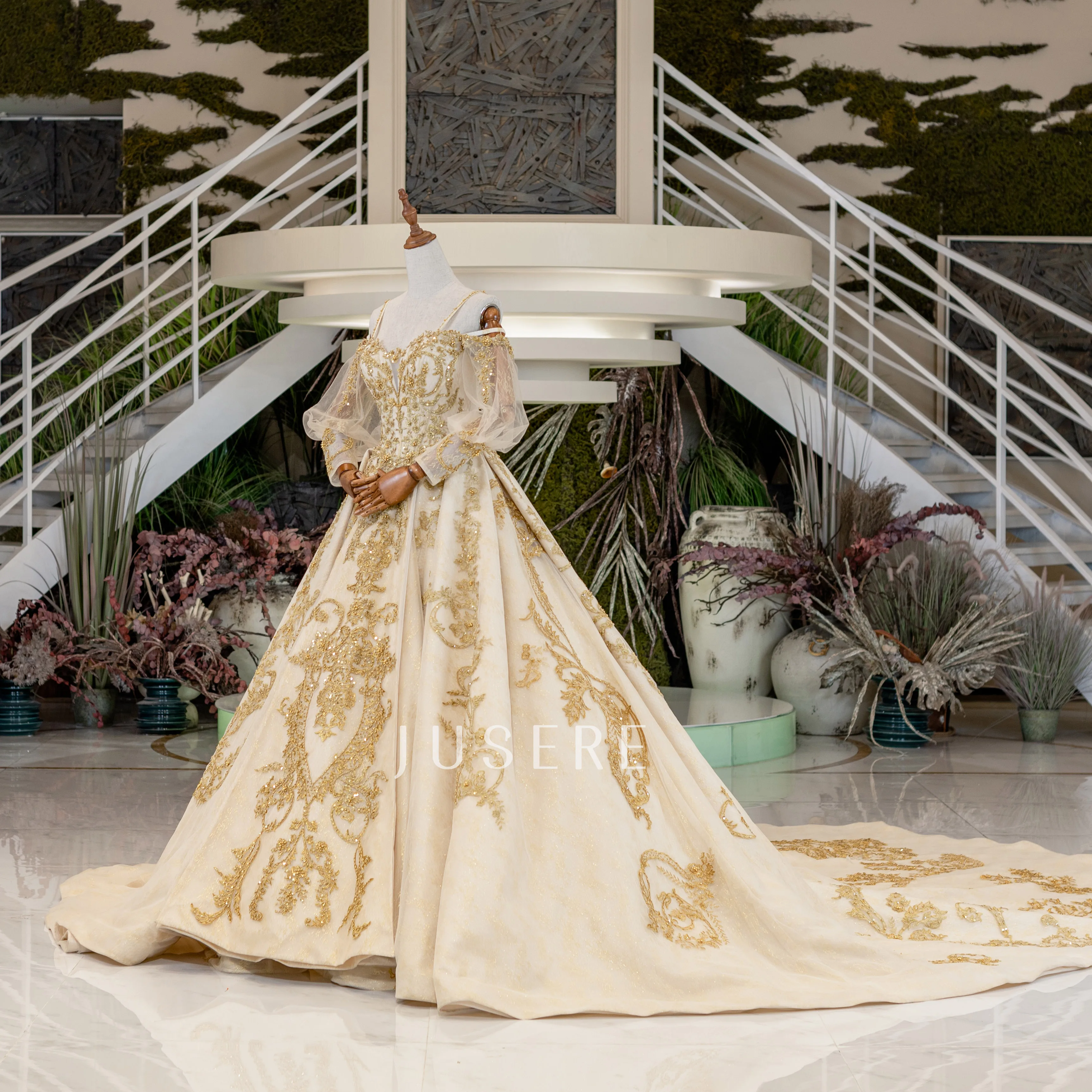 Luxury Heavy Golden Embroidery Royal Wedding Dubai Cathedral Train Ball Gown Wedding Dresses