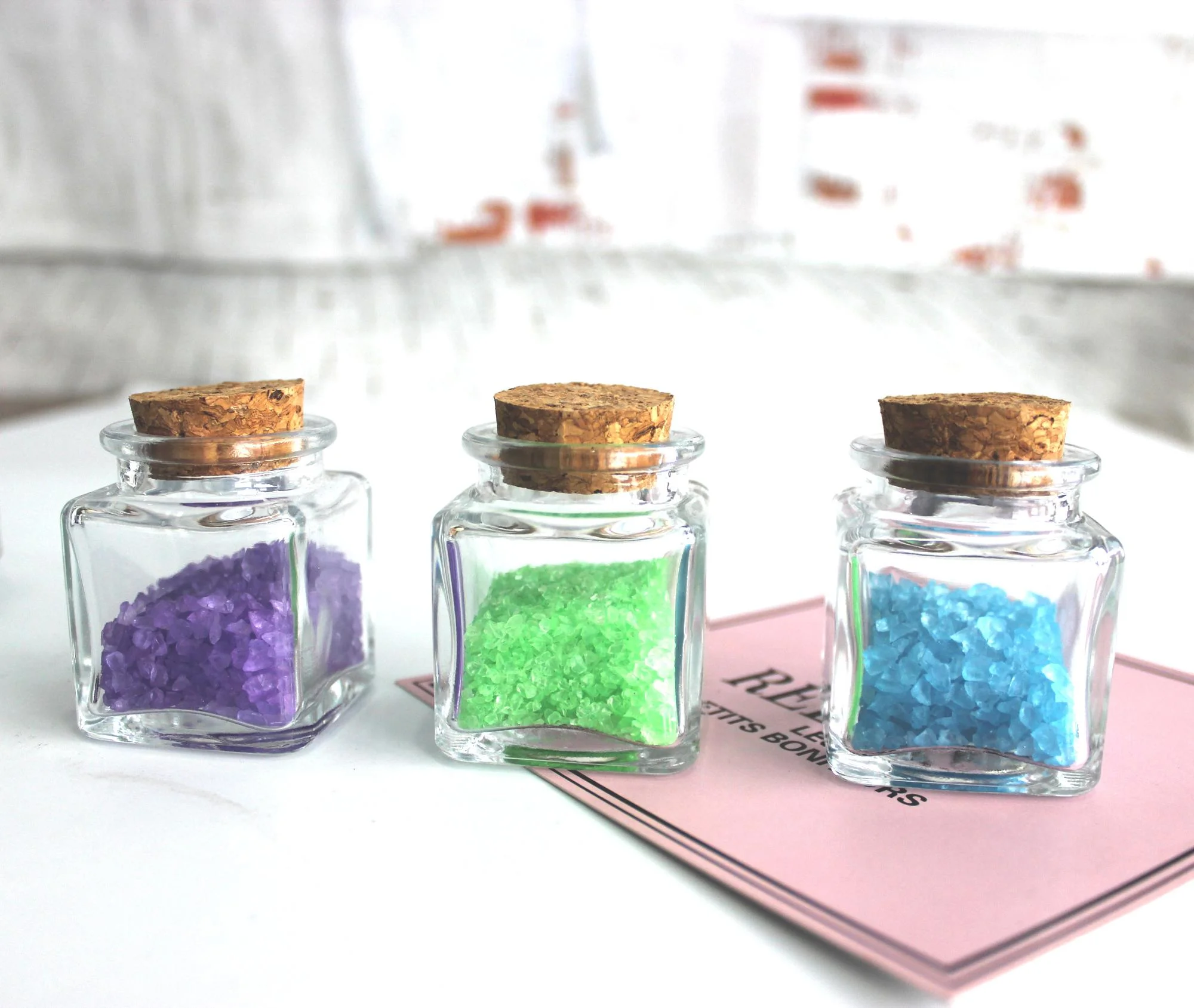 Упаковка из морской соли 2 унции, 50 мл, квадратная прозрачная бутылка для конфет 3 г, пустая стеклянная банка с шафрановой нитью и пробкой