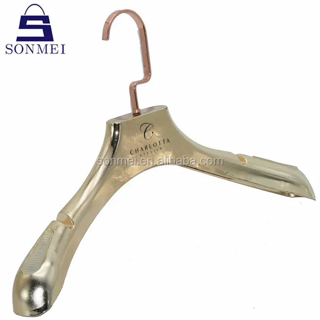 cloth hangers plastic.jpg