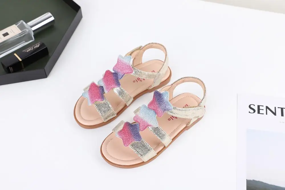 2022 модная Новая летняя одежда для девочек. Сандалии с одной мягкой подошвой и пятью звездами и цветами, детская повседневная обувь