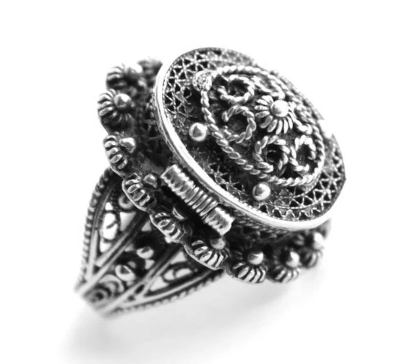 Изготовленное на заказ винтажное старое серебряное кольцо медальона для