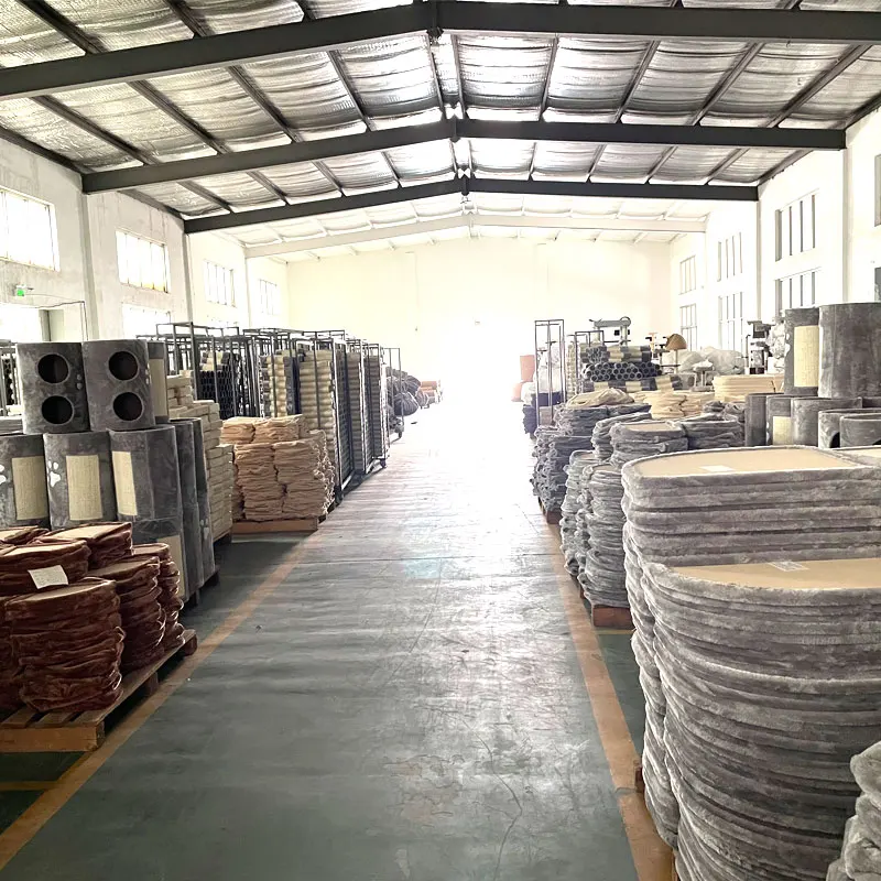 Wholesale Green Hot Palm Sisal Wooden Cat Trees Scratching Board Poles with Toy Ball Hanging Sisal Rope Cat Tree for Indoor