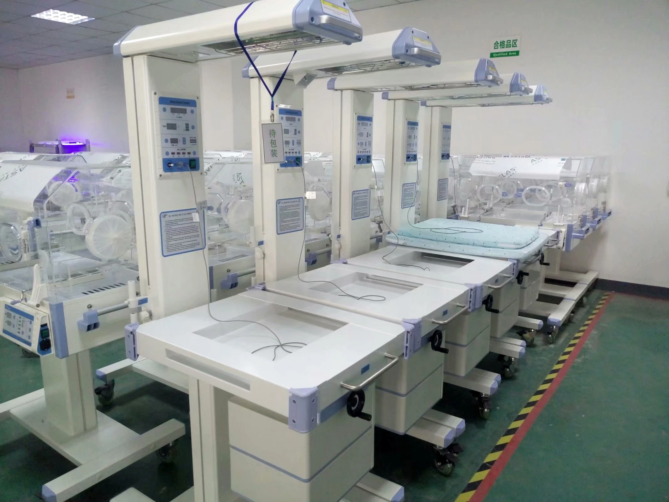 Neonatal Infant Incubators Baby Warmers Radiant Price with LED Touch Screen