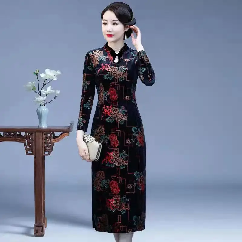 Elegant women Chinese style qipao  cheongsam