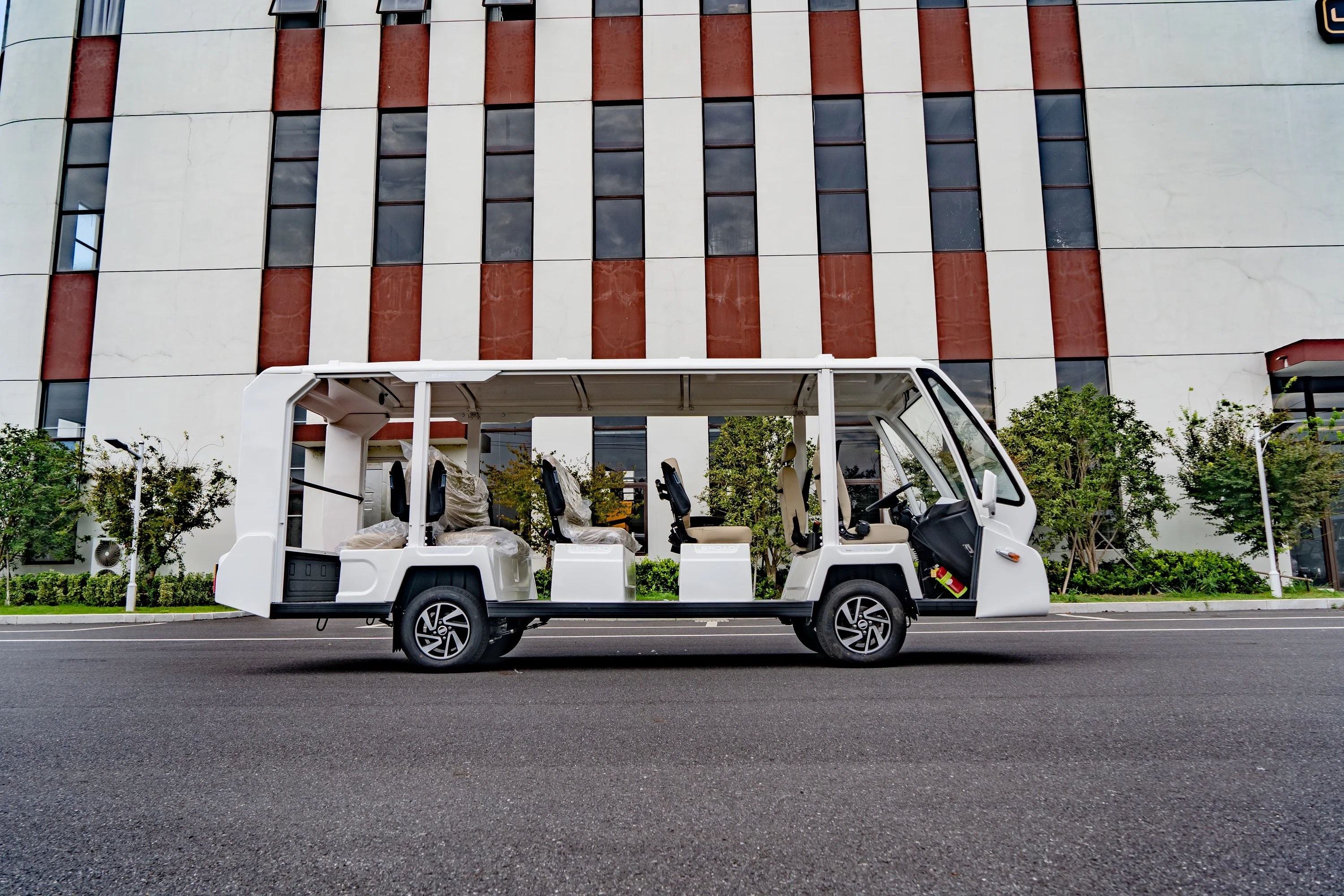 LEROAD NEW ARRIVAL L14 White Sightseeing Bus Good Quality Hot Sale Durable L14 Electric Shuttle Bus