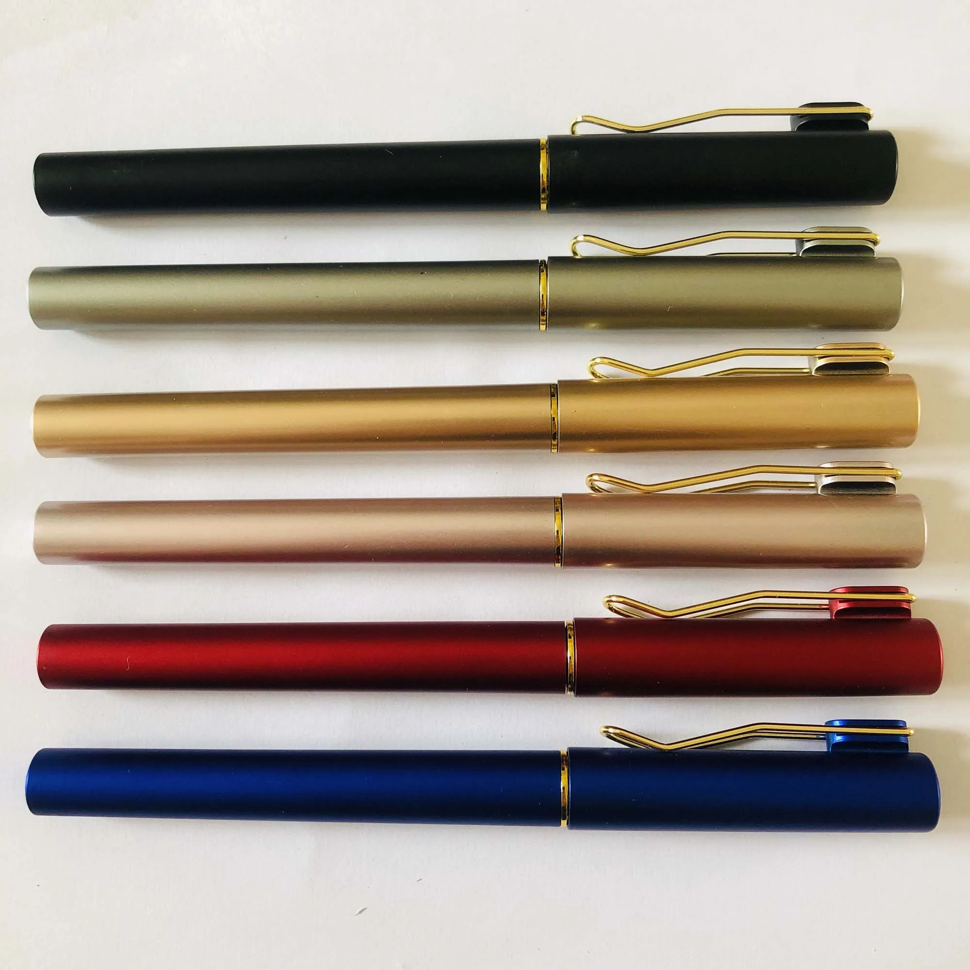 Новый дизайн школа и офис застежки ручки с изготовленным на заказ логосом с черными чернилами гелевая ручка бизнес нейтральные ручки бренд личное имя