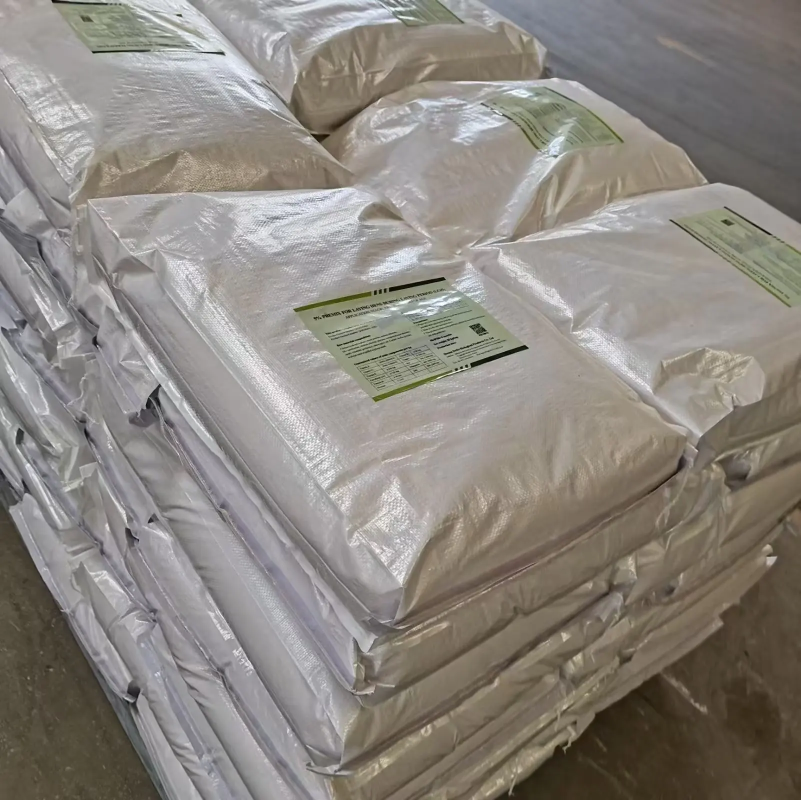 4% Vitamin Premix Feed Additive for Pigs Cattle Animals Optimize Growth from 7 Days to 15kg Weight Dried Style in Bag Packaging