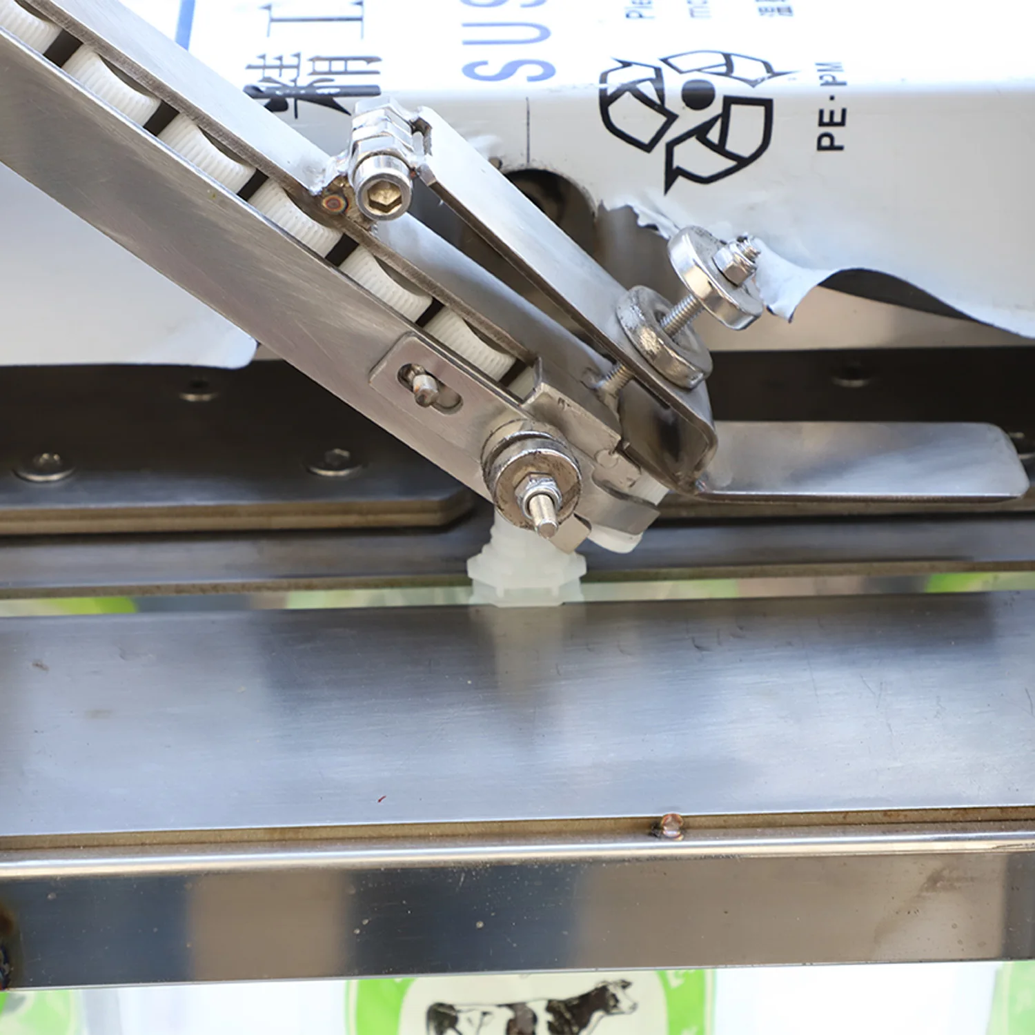 Full automatic 4 nozzle standing pouch juice soy milk plastic bag filling packaging machine factory juice filling equipment