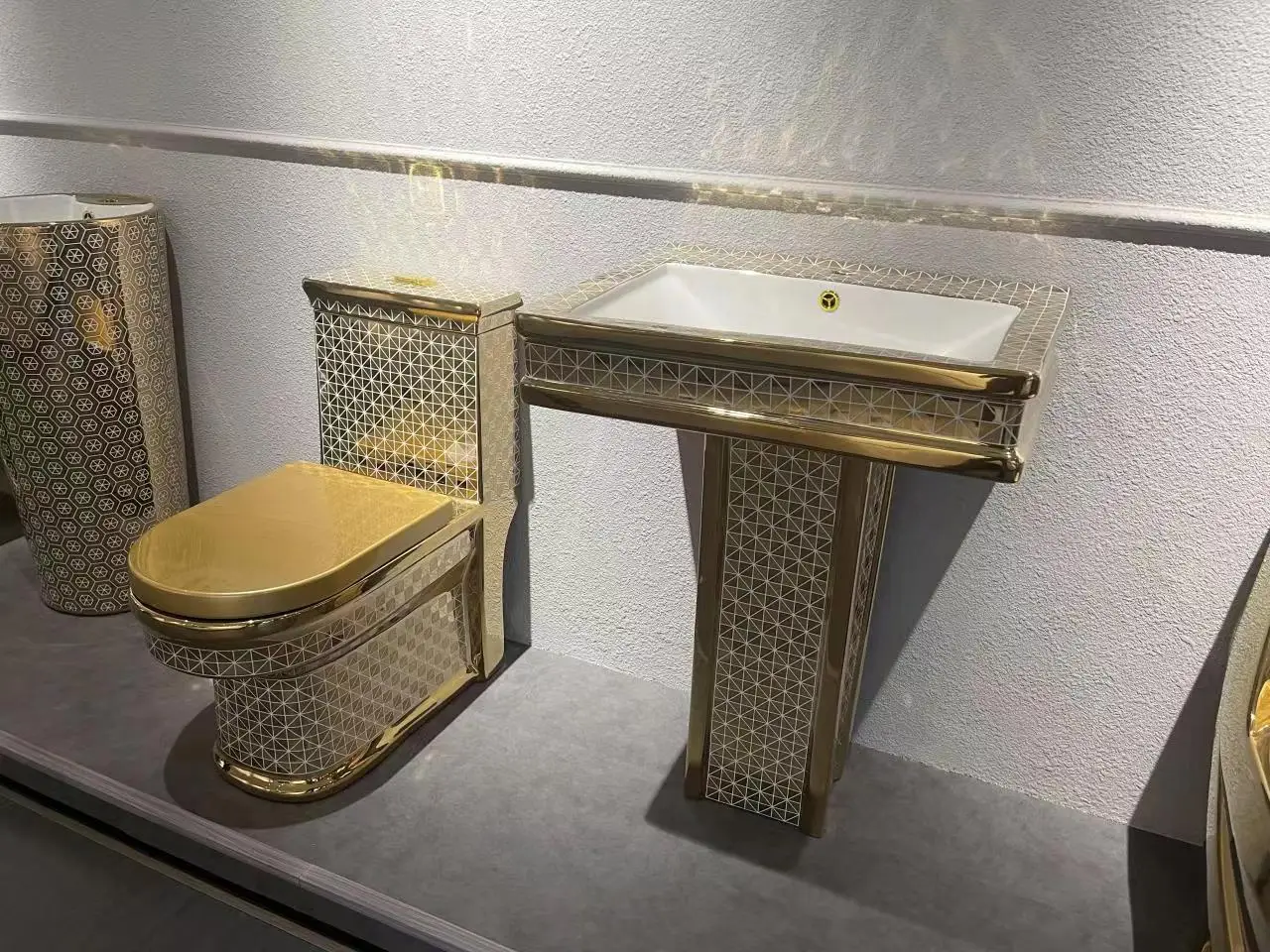 2023 Hot Sale Good Quality Hotel Bathroom Luxury Gold Floor Mount S Trap 300mm 400 mm Toilet Set With Bain