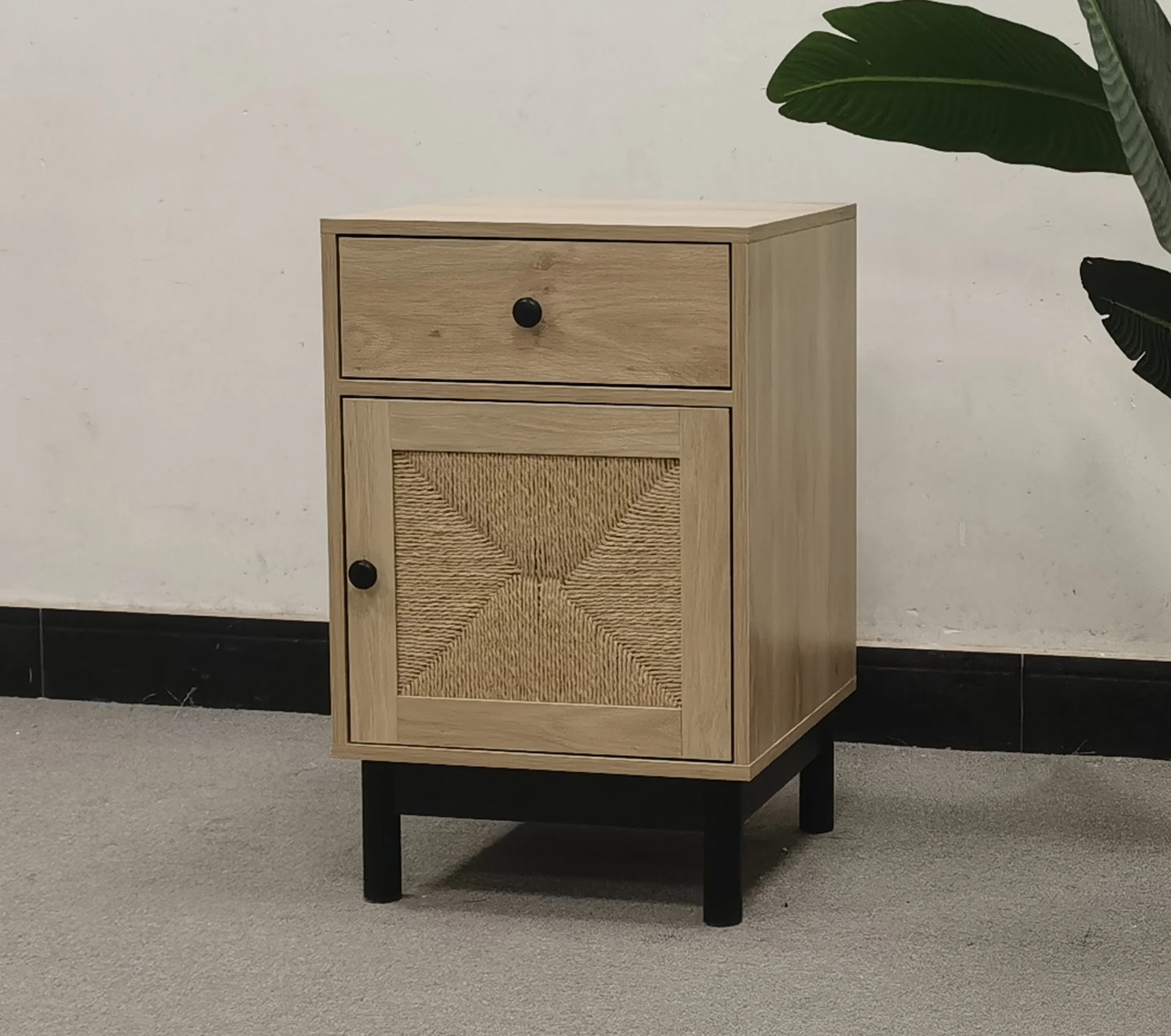 Современный дизайн Индивидуальный деревянный столик для кровати с бумажным плетеным ящиком из ротанга и дверной тумбочкой