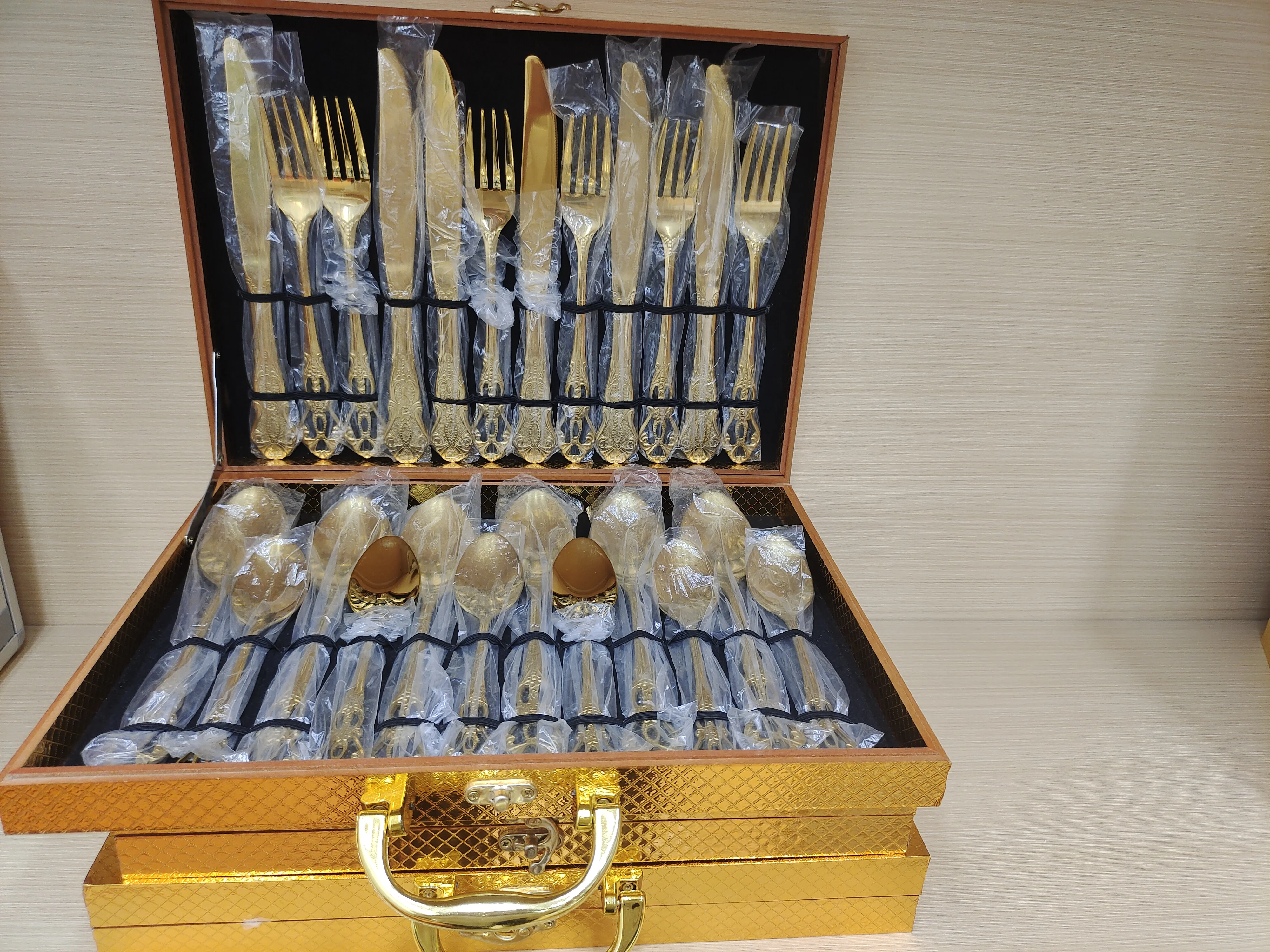 Luxury cutlery set Royal stainless steel 304specifically designed for restaurants hotels, and stainless steel cutlery set