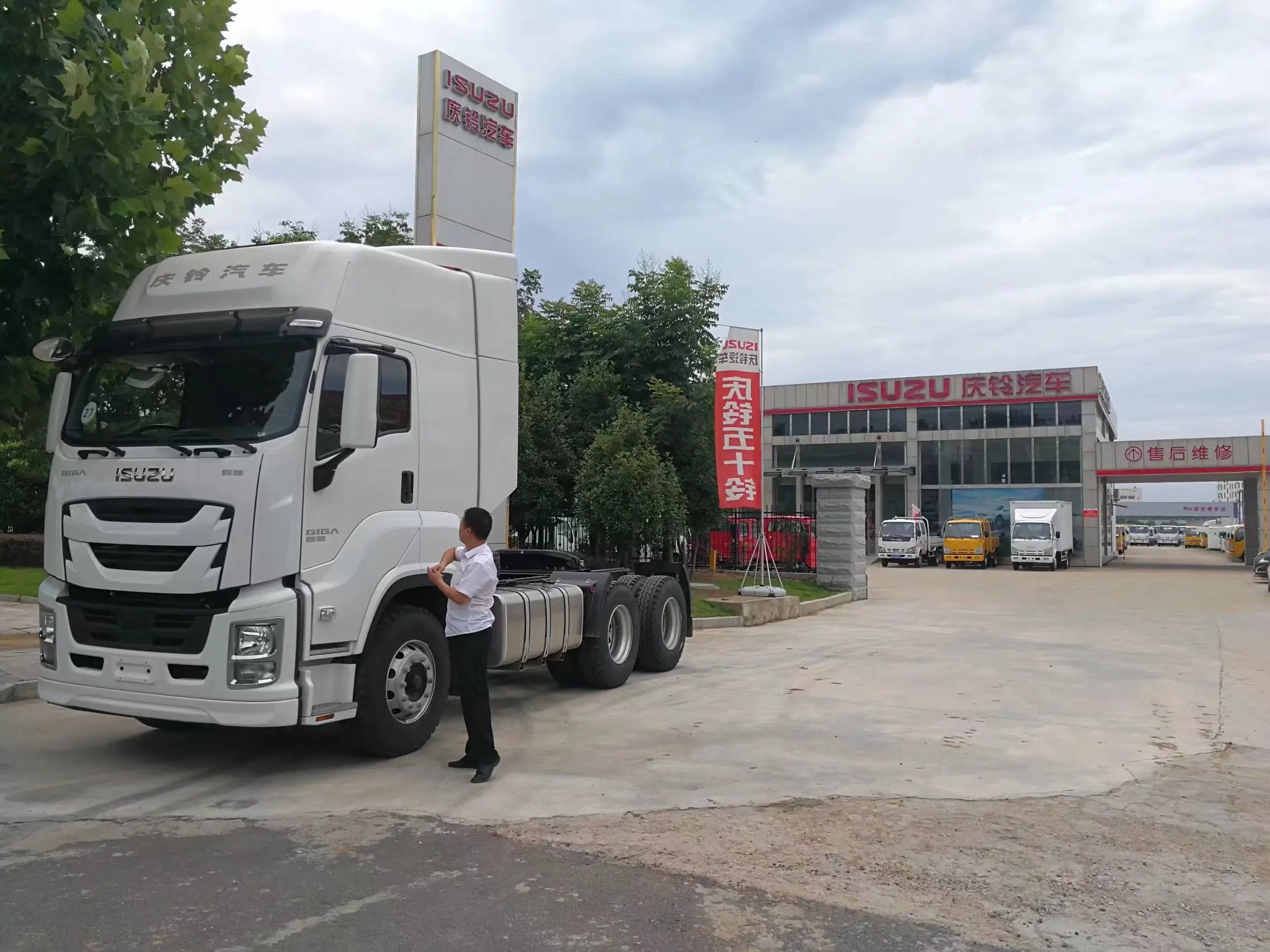 Продажа тракторных грузовиков SINOTRUK HOWO JAC FAW 6x4