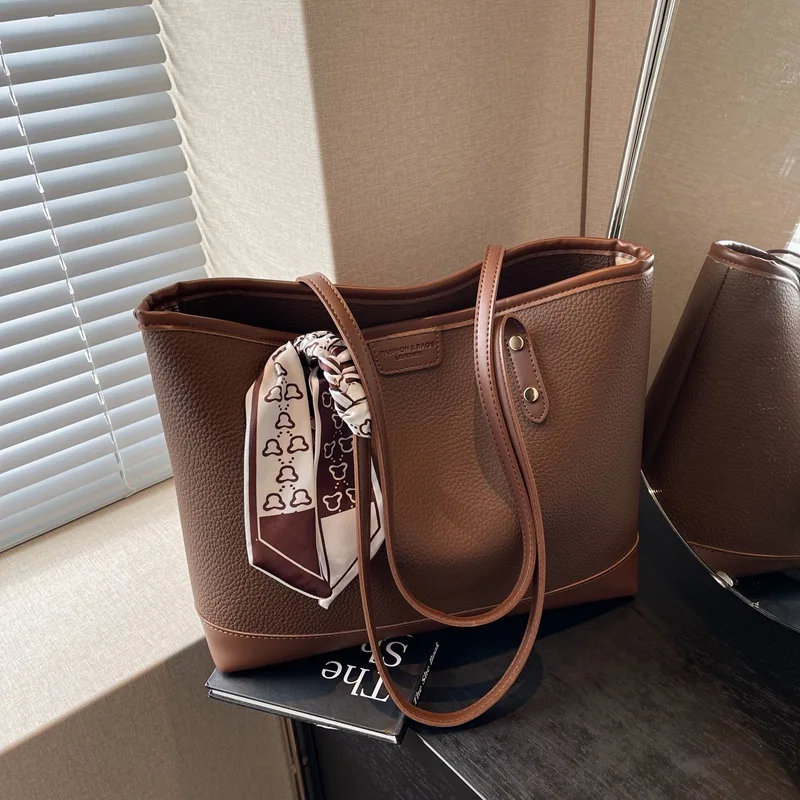 Женская Сумка-тоут из мягкой кожи с логотипом