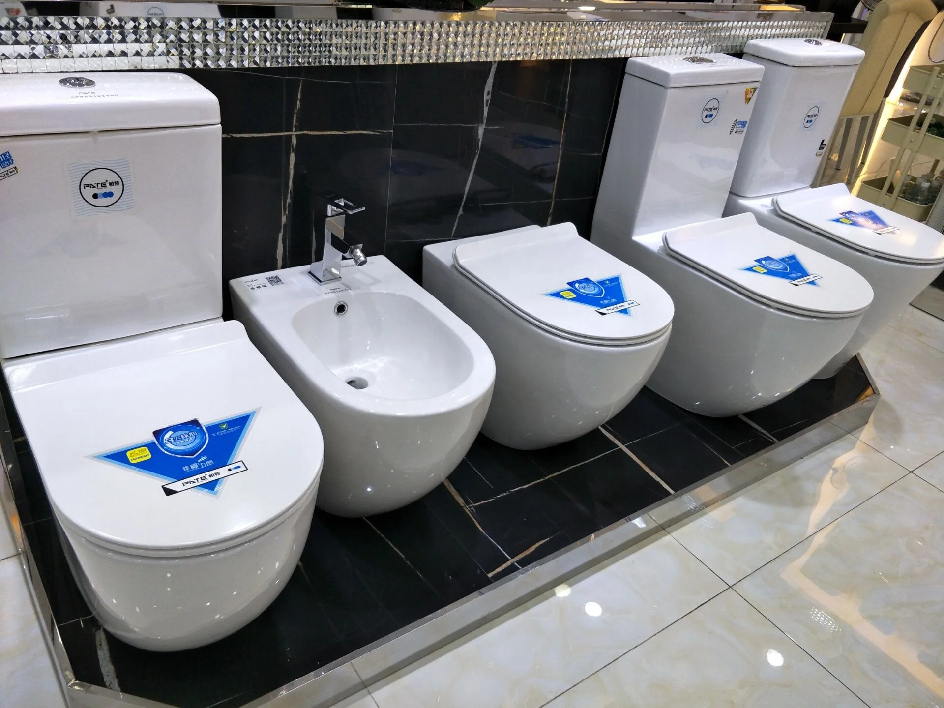 New bathroom water closet ceramic washdown p-trap water saving back to wall toilet with toilet seat for UK market