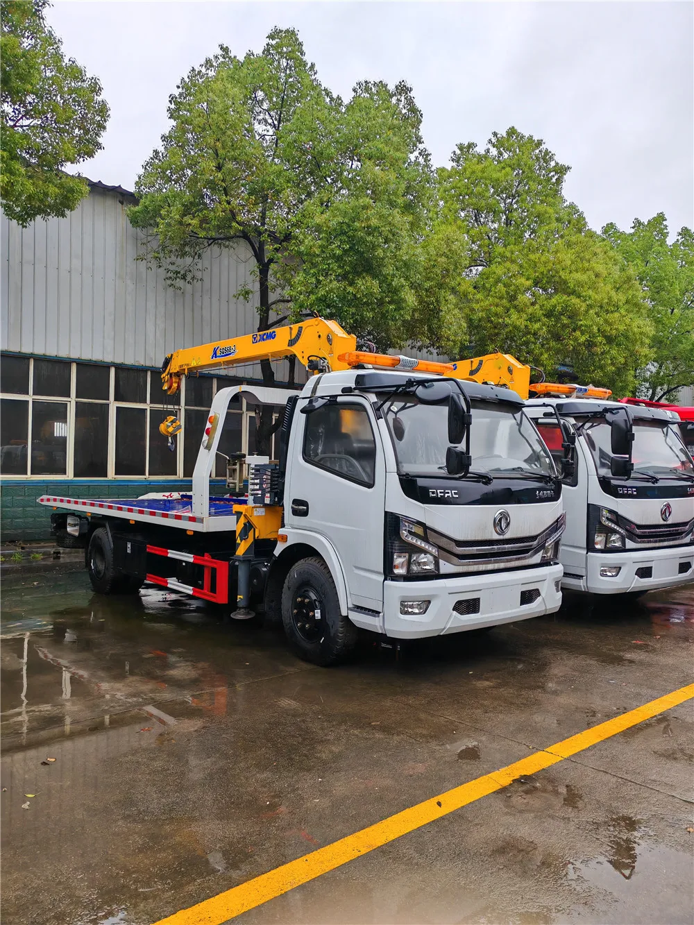 light duty DFAC multi-purpose road wrecker mounted 3.2 ton crane rescue vehicle