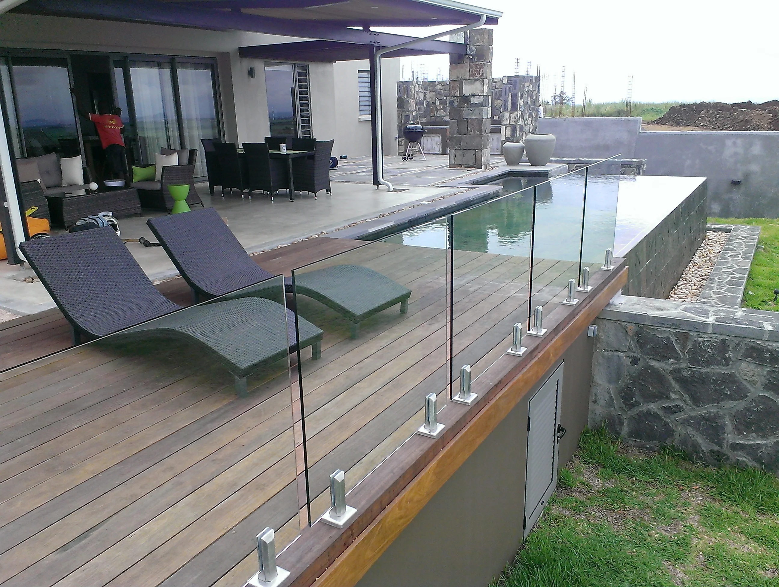 Prima  Modern Glass Railing Solution With Faucet Clamp Precision Cast Stainless Steel Side Mounted for Deck Edges