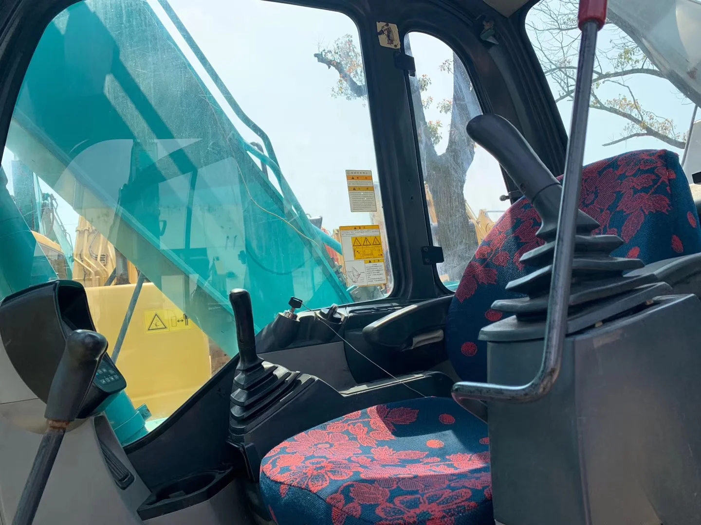 
Exporting Japanese original used Kobelco SK140 excavator in my warehouse 