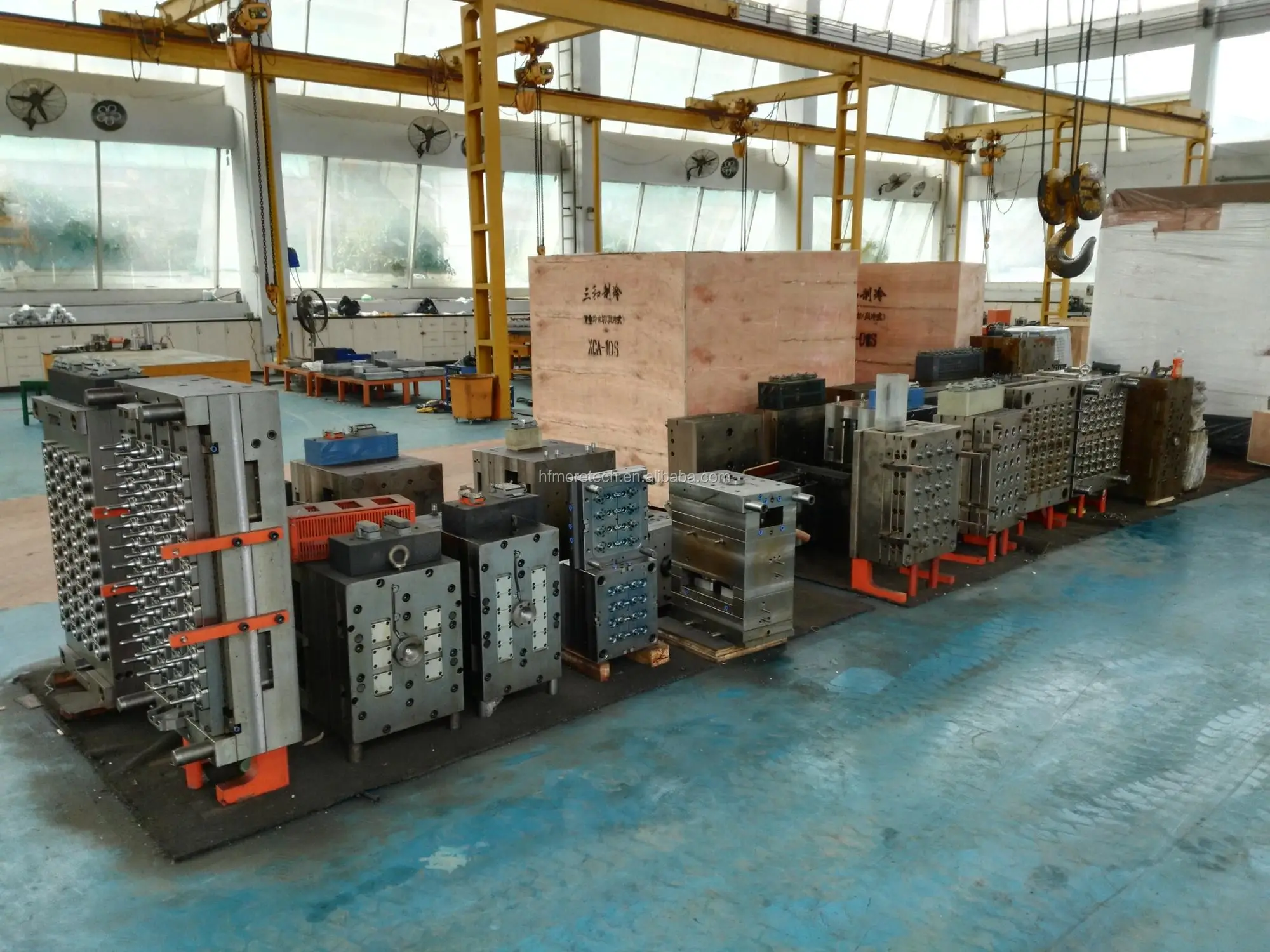 PET plastic bottle preform mould