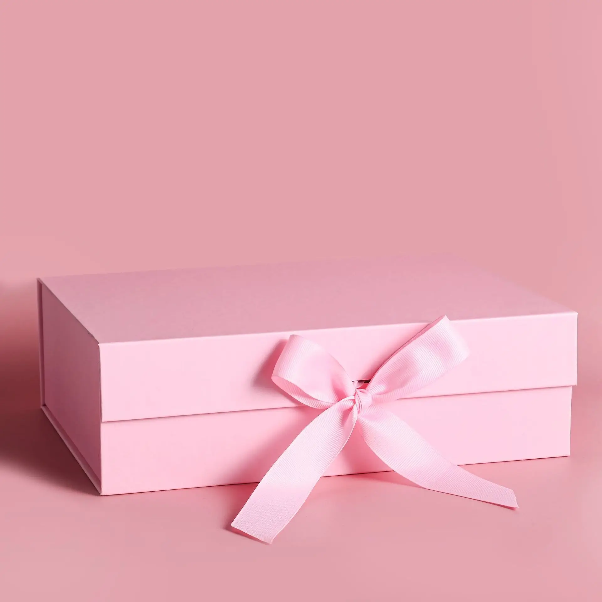 Wholesale High Quality Packaging Gift Box With Color Changing Strap And Magnetic Closure For Luxury Folding Sturdy Storage Box