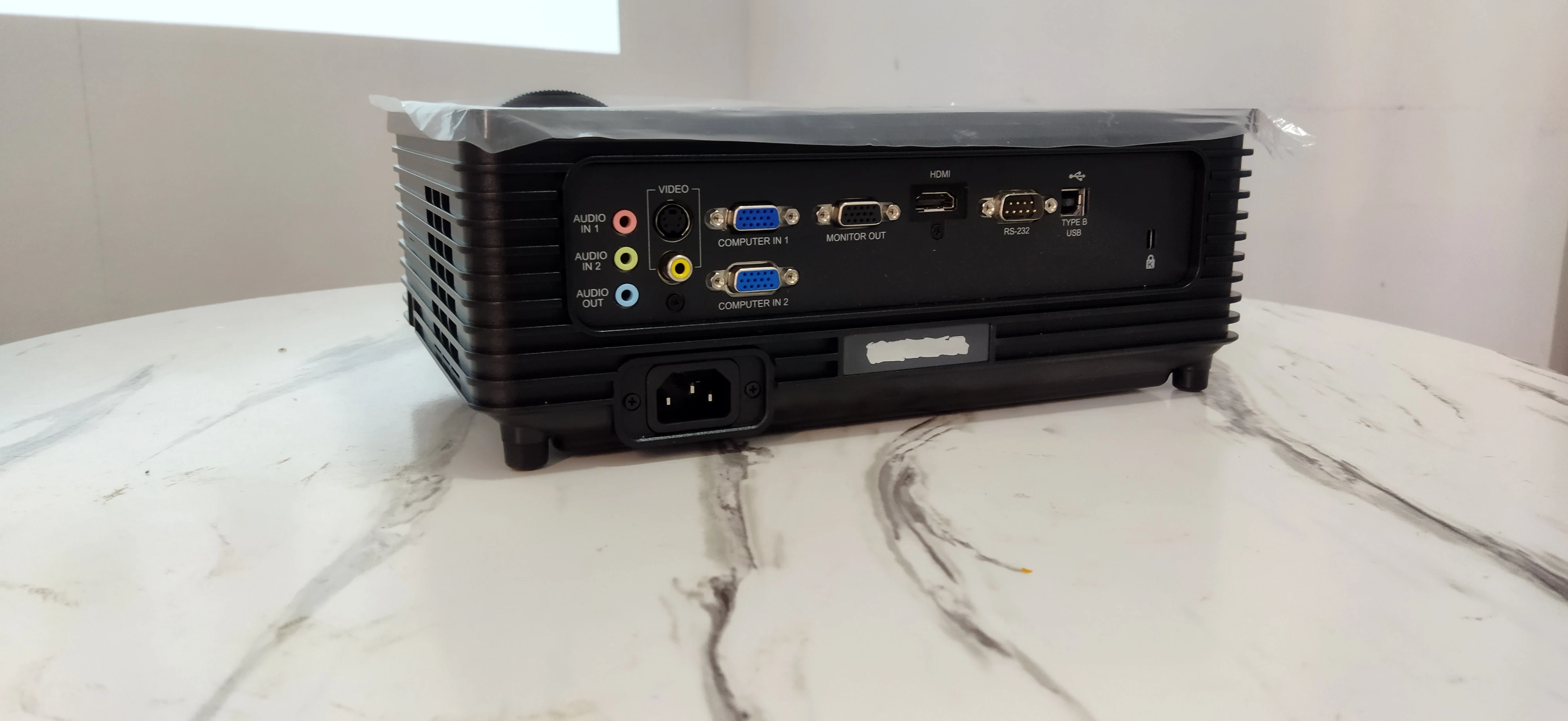 DLP  SHORT THROW PROJECTOR