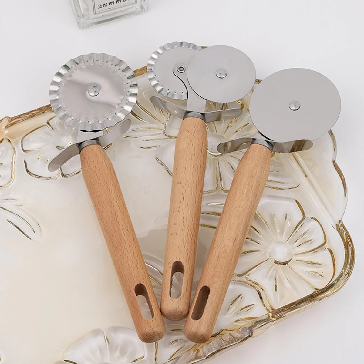 Oak Acacia SS Cake Cutter Non-stick Beech Metal Wheeling Baking Cutter Wooden Handle Stainless Steel Double Wheels PIzza Cutter