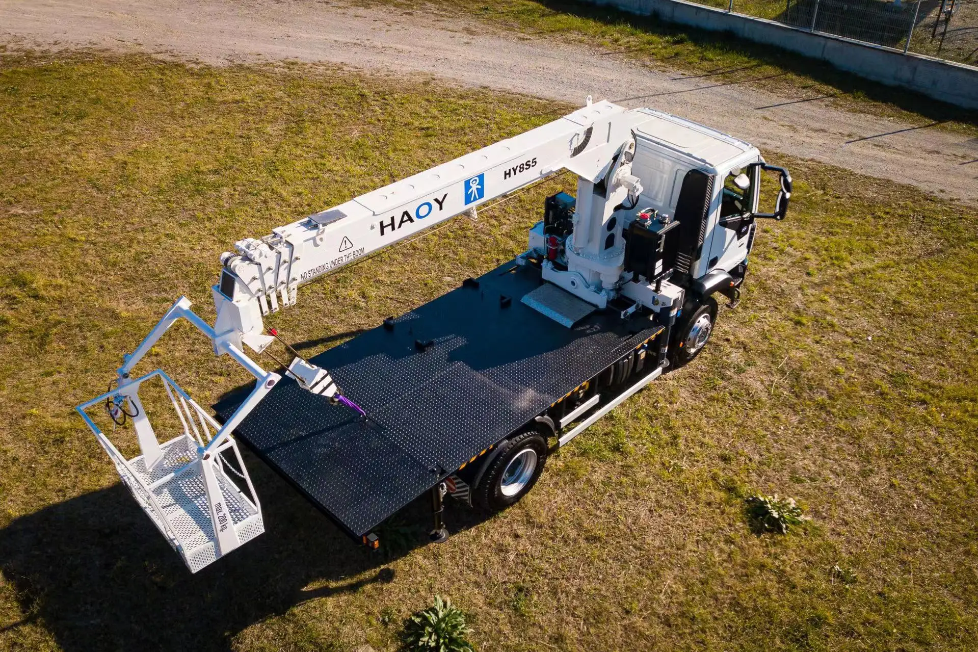 HAOY For Workshop 8 Ton Hydraulic Arm Drive Winch Traveling Telescopic Boom Lift Trailer With Truck Crane