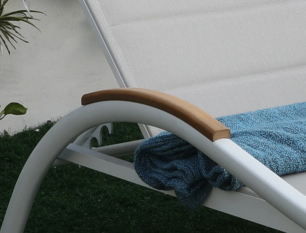 Hot Sale Fold Out Luxury White Deck Chair Beach Plastic Wood Armrest Furniture Black Inside Pool Chaise Lounge Chairs For Home