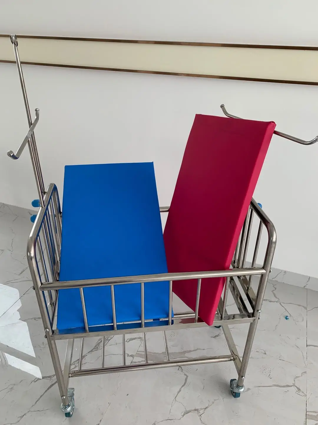 Больничная детская кровать из нержавеющей стали с матрасом