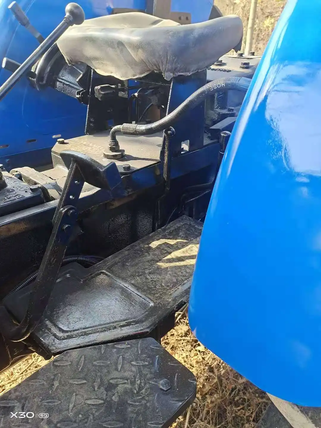  Сельскохозяйственный трактор New Holland