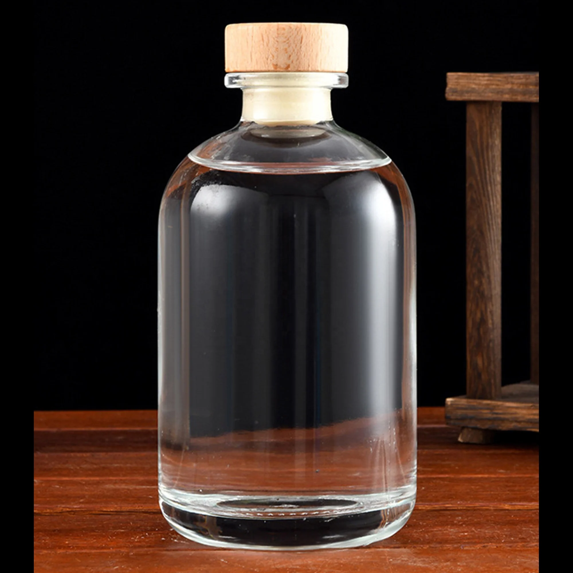 Hot selling 500ml 700ml 750ml whiskey clear glass bottle with glass lid