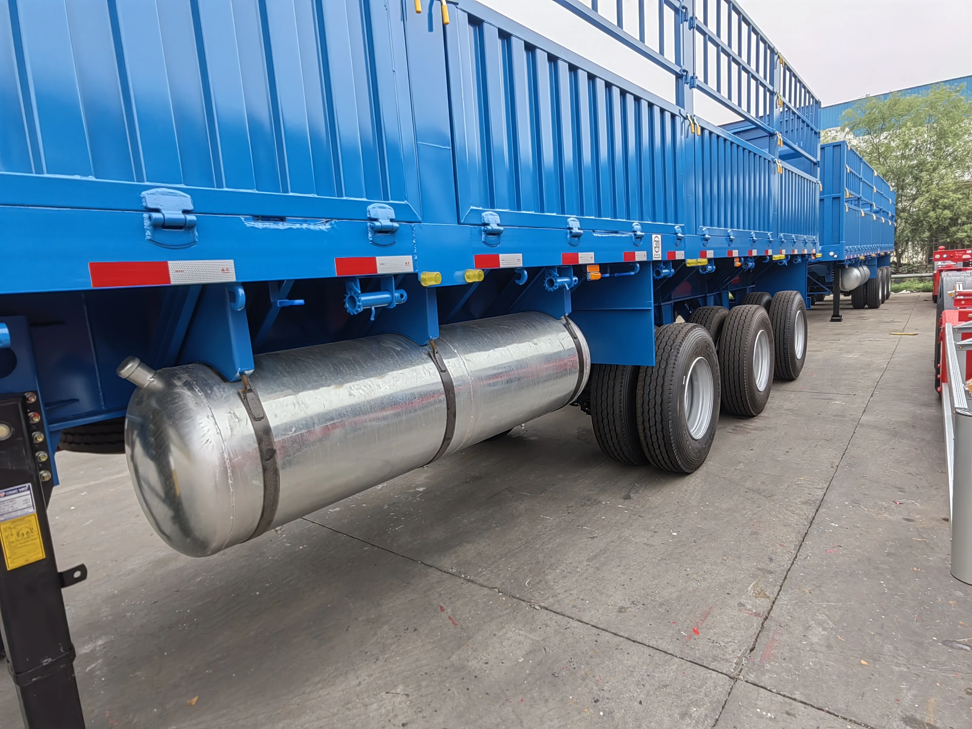 Factory Direct 40ft 3 Axles Flatbed Semi Trailer Side Wall Flatbed Trailer for Efficient Cargo Transportation