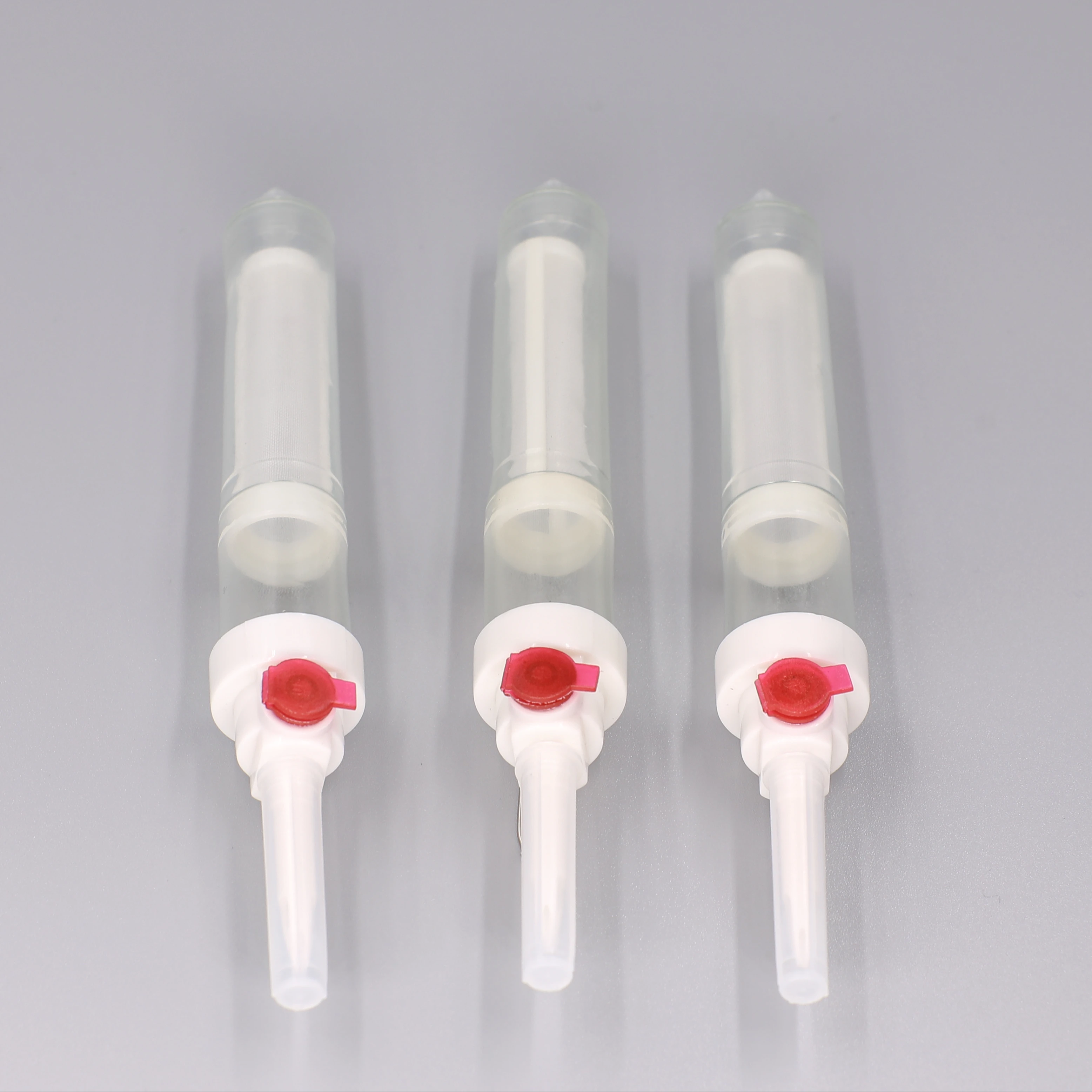 Одноразовая капельная камера для переливания крови с шипами, воздушным фильтром и растворным фильтром