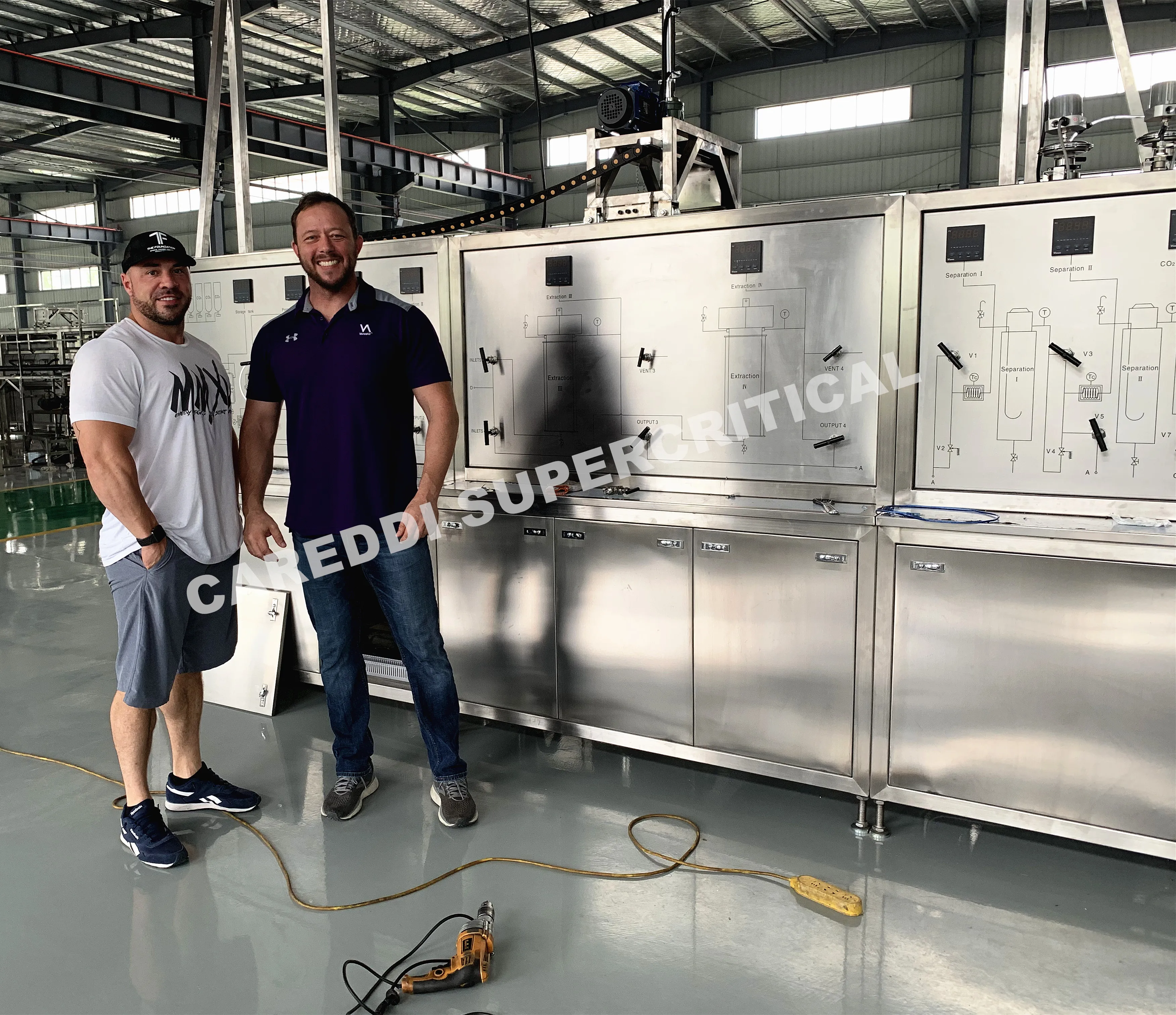 Заводской производитель Сверхкритическая машина для экстракции CO2 в промышленном масштабе травяного эфирного масла