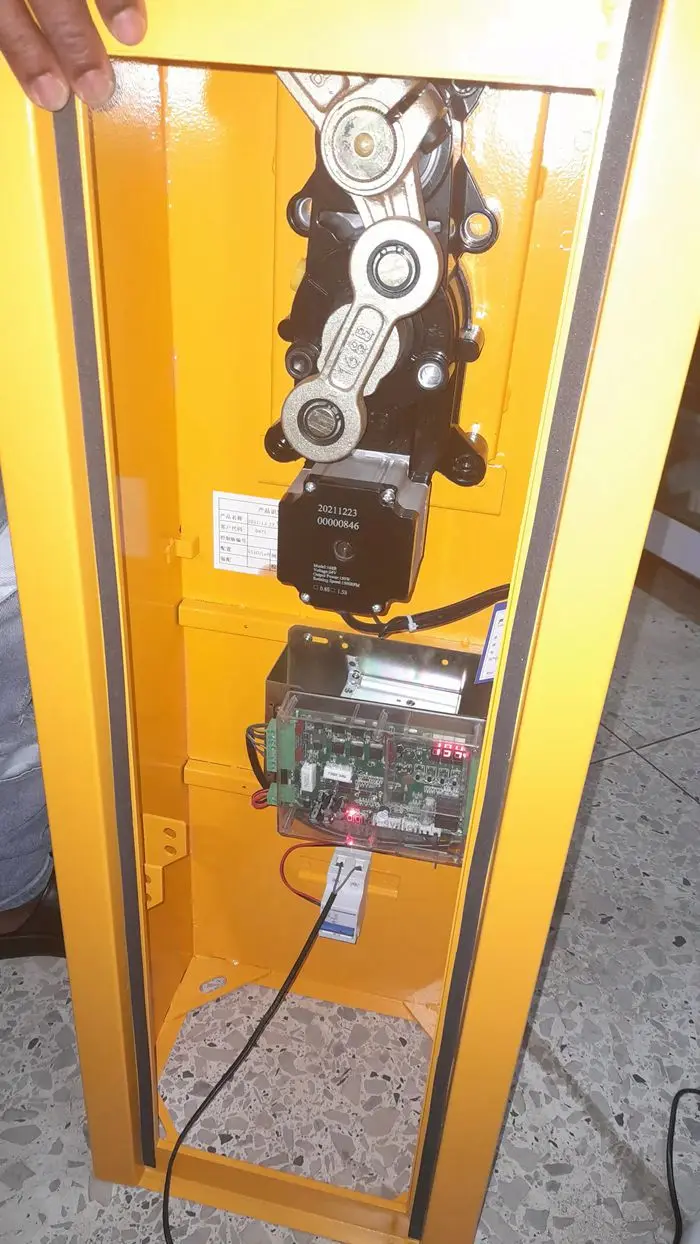 Saful brand 10 Million MTBF AC Power Automatic Parking  Boom Barrier Gate With Remote Control