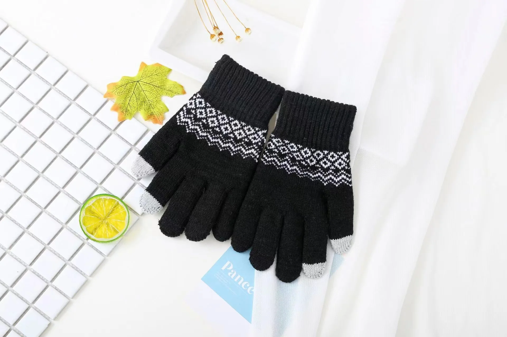 Customized Jacquard Windproof Touch Screen Winter Gloves Unisex Knitted Gloves
