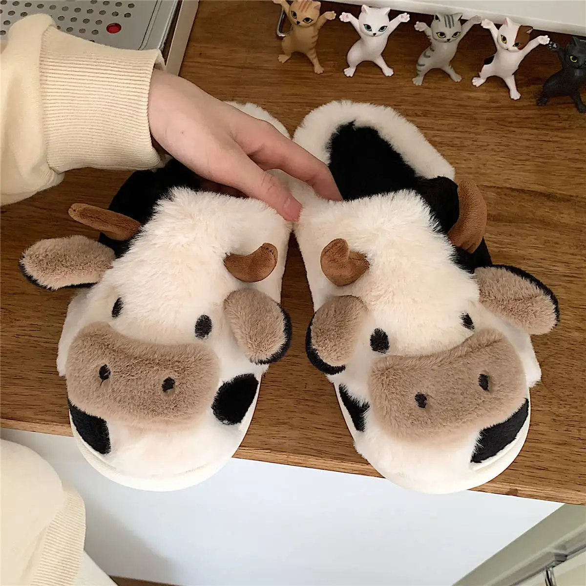 New Design Winter Soft Plush Cartoon Milk Cow Slippers Unisex Cute Winter Warm Indoor Home Animal Cow Slippers