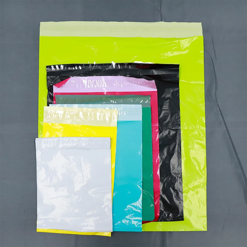 Пластиковый пакет для почтовых отправлений с логотипом на заказ самоклеящаяся упаковка